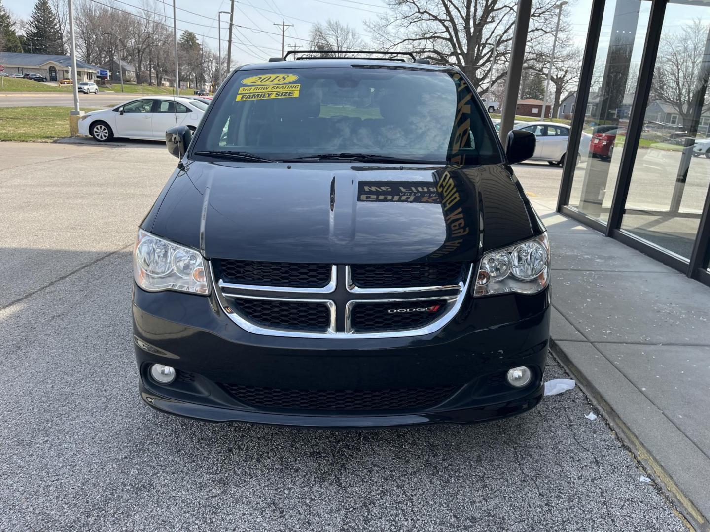 2018 Black Onyx Crystal P Dodge Grand Caravan SXT (2C4RDGCG1JR) with an Pentastar 3.6L V-6 D engine, located at 1633 W Kimberly, Davenport, IA, 52806, (563) 323-5341, 41.559456, -90.598732 - Photo#1