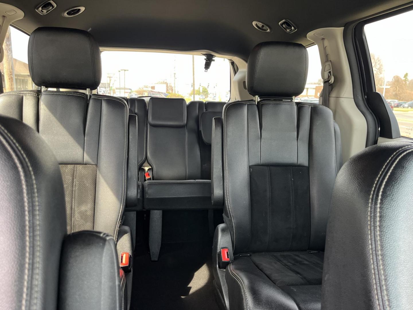 2018 Black Onyx Crystal P Dodge Grand Caravan SXT (2C4RDGCG1JR) with an Pentastar 3.6L V-6 D engine, located at 1633 W Kimberly, Davenport, IA, 52806, (563) 323-5341, 41.559456, -90.598732 - Photo#9