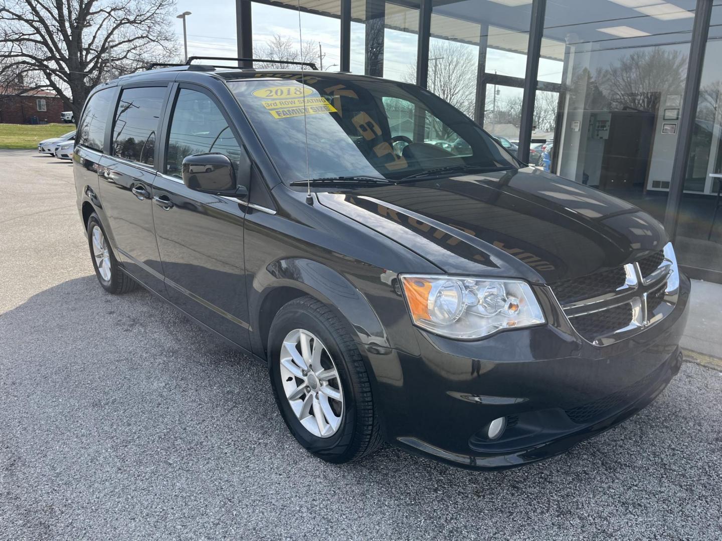 2018 Black Onyx Crystal P Dodge Grand Caravan SXT (2C4RDGCG1JR) with an Pentastar 3.6L V-6 D engine, located at 1633 W Kimberly, Davenport, IA, 52806, (563) 323-5341, 41.559456, -90.598732 - Photo#2