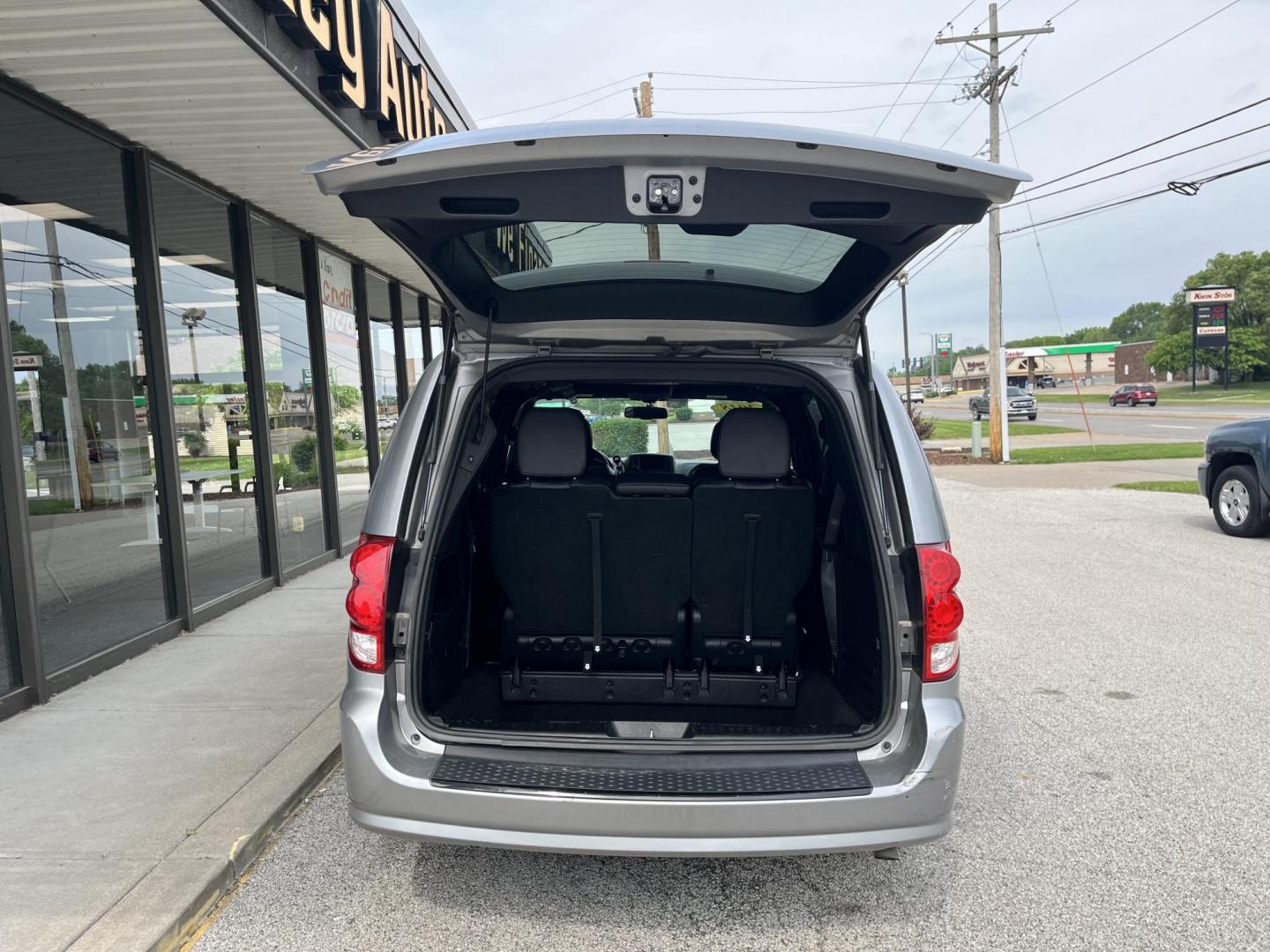 2018 Billet Clearcoat Dodge Grand Caravan SXT (2C4RDGCG1JR) with an Pentastar 3.6L V-6 DOHC engine, located at 1633 W Kimberly, Davenport, IA, 52806, (563) 323-5341, 41.559456, -90.598732 - Photo#5