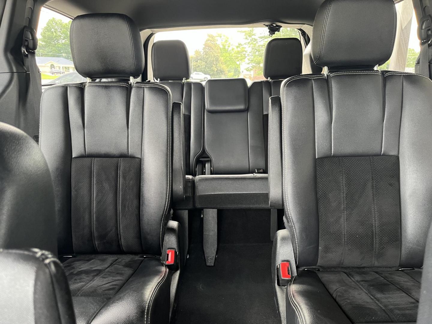 2018 Billet Clearcoat Dodge Grand Caravan SXT (2C4RDGCG1JR) with an Pentastar 3.6L V-6 DOHC engine, located at 1633 W Kimberly, Davenport, IA, 52806, (563) 323-5341, 41.559456, -90.598732 - Photo#9