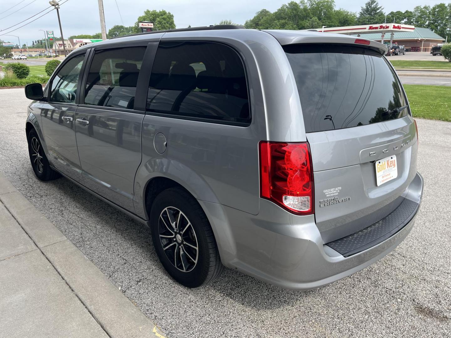 2018 Billet Clearcoat Dodge Grand Caravan SXT (2C4RDGCG1JR) with an Pentastar 3.6L V-6 DOHC engine, located at 1633 W Kimberly, Davenport, IA, 52806, (563) 323-5341, 41.559456, -90.598732 - Photo#3