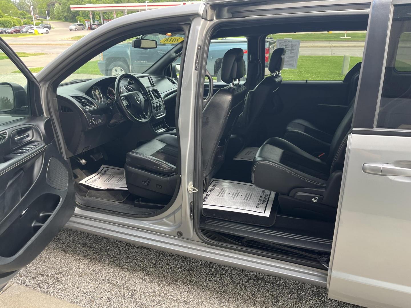 2018 Billet Clearcoat Dodge Grand Caravan SXT (2C4RDGCG1JR) with an Pentastar 3.6L V-6 DOHC engine, located at 1633 W Kimberly, Davenport, IA, 52806, (563) 323-5341, 41.559456, -90.598732 - Photo#8
