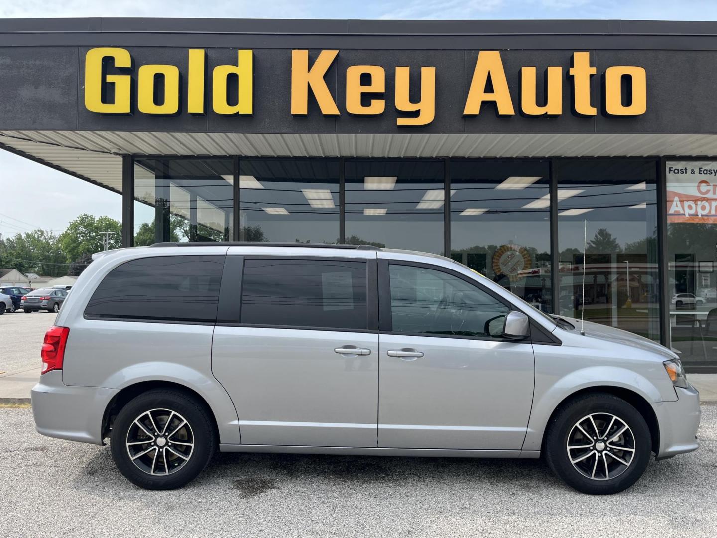 2018 Billet Clearcoat Dodge Grand Caravan SXT (2C4RDGCG1JR) with an Pentastar 3.6L V-6 DOHC engine, located at 1633 W Kimberly, Davenport, IA, 52806, (563) 323-5341, 41.559456, -90.598732 - Photo#0