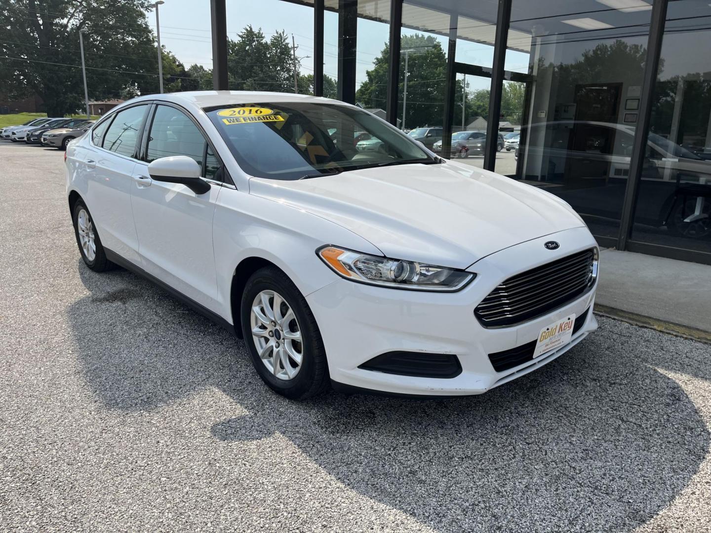 2016 Oxford White Ford Fusion S (3FA6P0G77GR) with an Duratec 2.5L I-4 DOHC engine, located at 1633 W Kimberly, Davenport, IA, 52806, (563) 323-5341, 41.559456, -90.598732 - Photo#2