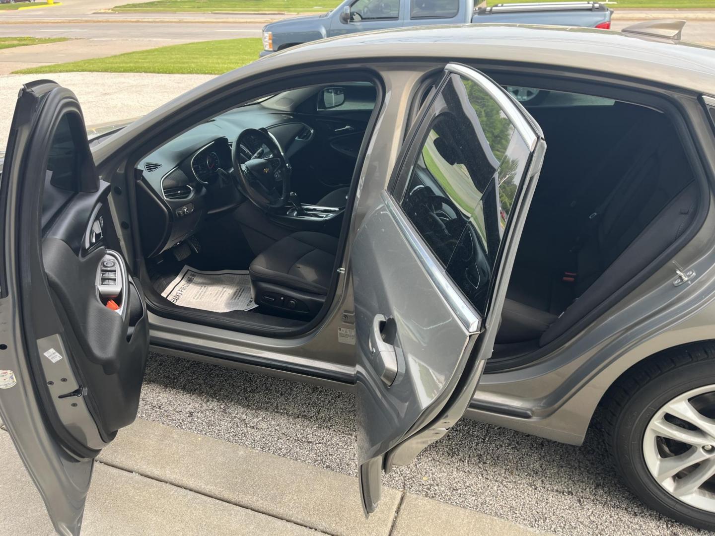 2017 Autumn Bronze Metallic Chevrolet Malibu 1LT (1G1ZE5ST4HF) with an 1.5L I-4 gasoline direct injection engine, located at 1633 W Kimberly, Davenport, IA, 52806, (563) 323-5341, 41.559456, -90.598732 - Photo#8