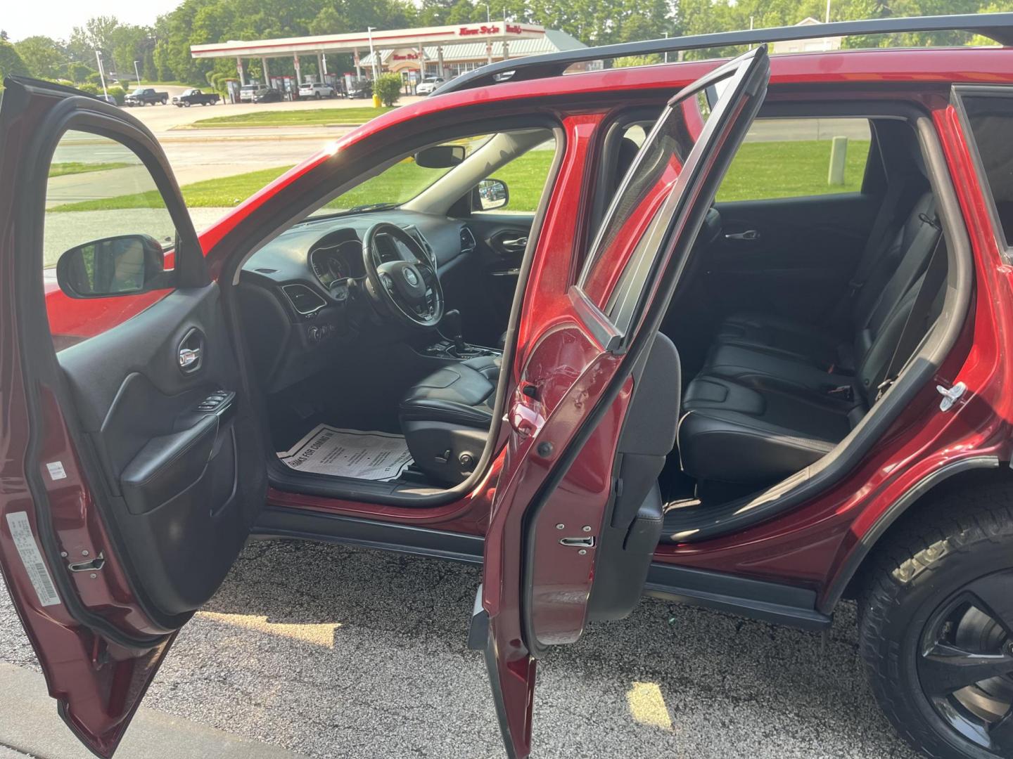 2019 Race Red Jeep Cherokee Latitude Plus 4WD (1C4PJMLX4KD) with an 3.2L V6 DOHC 24V engine, 9A transmission, located at 1633 W Kimberly, Davenport, IA, 52806, (563) 323-5341, 41.559456, -90.598732 - Photo#8