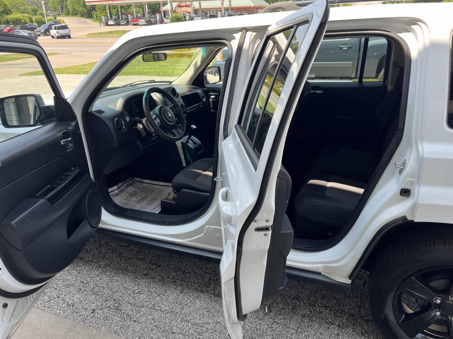 2015 Bright White Clearcoat Jeep Patriot Altitude Edition (1C4NJPBAXFD) with an 2L I-4 DOHC engine, located at 1633 W Kimberly, Davenport, IA, 52806, (563) 323-5341, 41.559456, -90.598732 - Photo#8