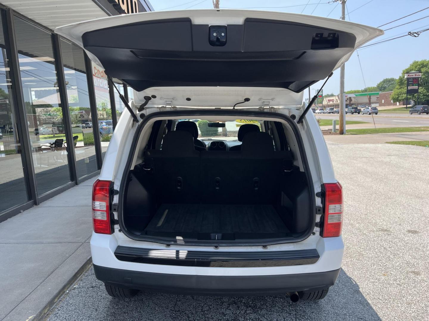 2015 Bright White Clearcoat Jeep Patriot Altitude Edition (1C4NJPBAXFD) with an 2L I-4 DOHC engine, located at 1633 W Kimberly, Davenport, IA, 52806, (563) 323-5341, 41.559456, -90.598732 - Photo#5