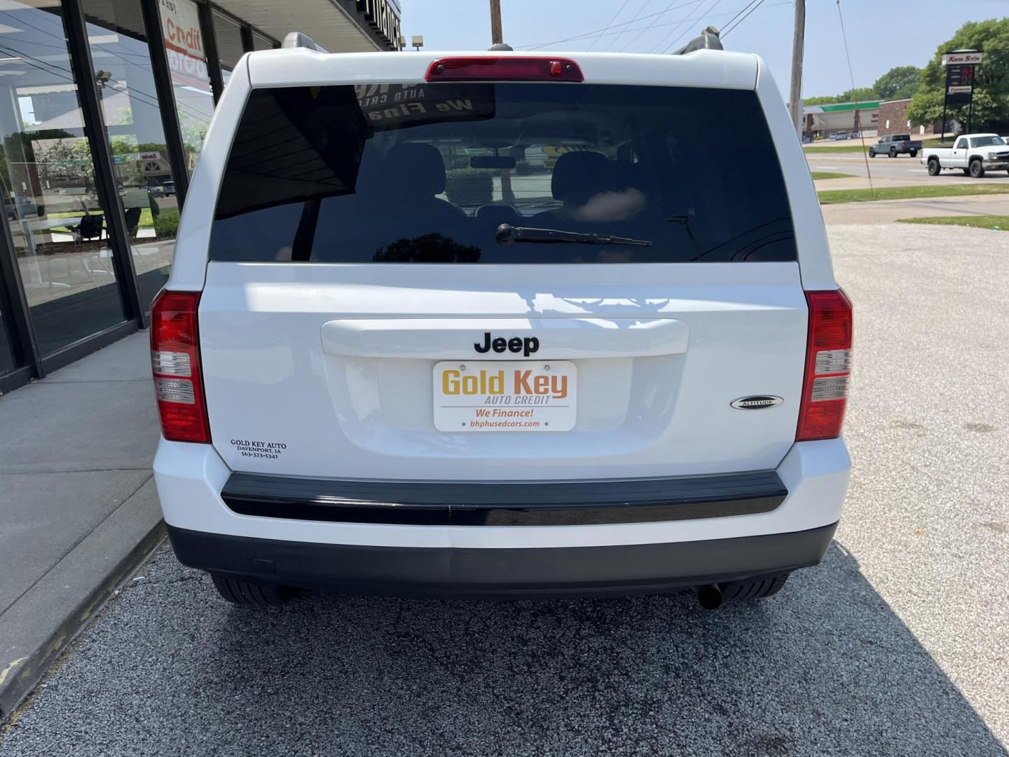 2015 Bright White Clearcoat Jeep Patriot Altitude Edition (1C4NJPBAXFD) with an 2L I-4 DOHC engine, located at 1633 W Kimberly, Davenport, IA, 52806, (563) 323-5341, 41.559456, -90.598732 - Photo#4