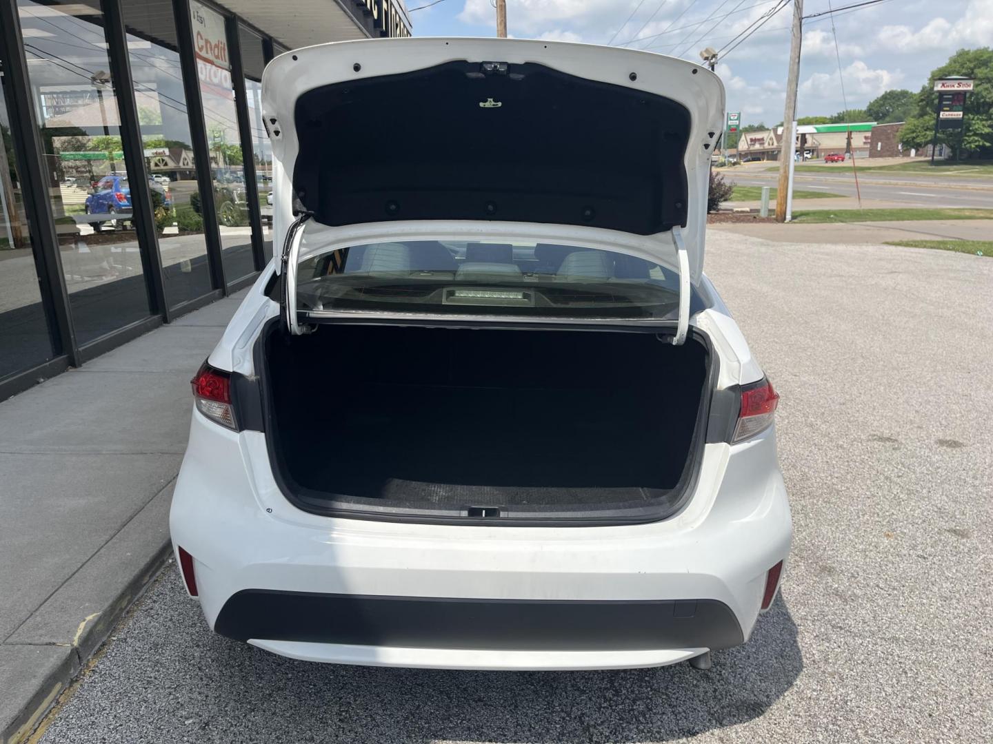 2021 Oxford White Toyota Corolla LE (JTDEPMAEXMJ) with an 1.8L L4 DOHC 16V engine, CVT transmission, located at 1633 W Kimberly, Davenport, IA, 52806, (563) 323-5341, 41.559456, -90.598732 - Photo#5