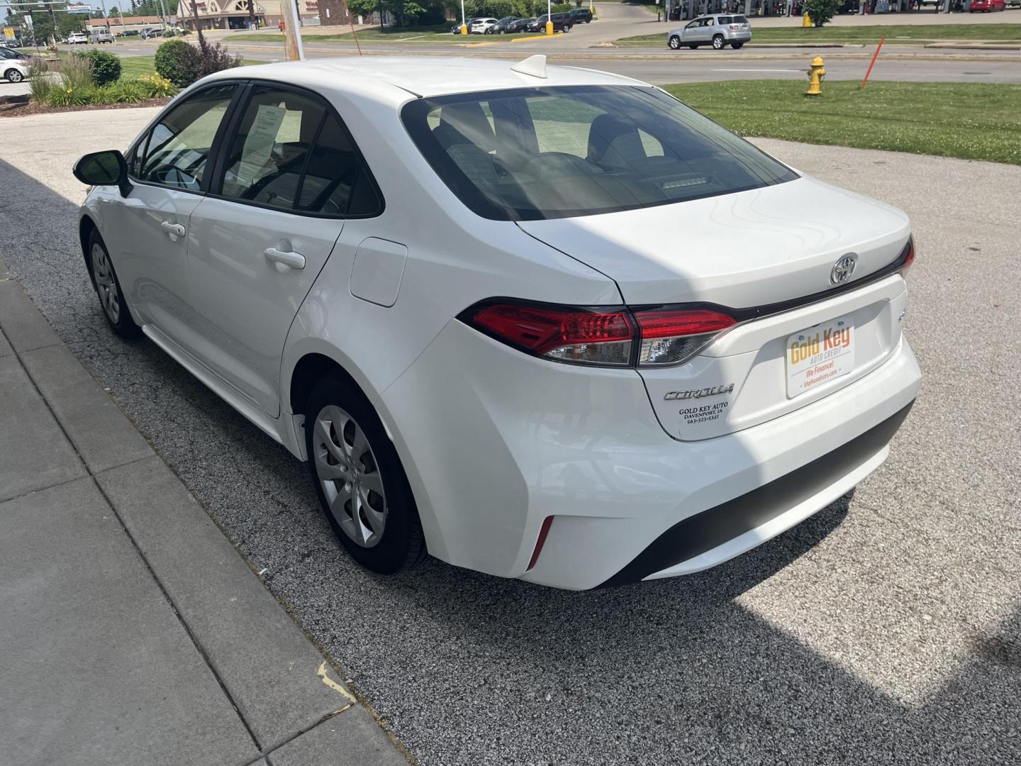 2021 Oxford White Toyota Corolla LE (JTDEPMAEXMJ) with an 1.8L L4 DOHC 16V engine, CVT transmission, located at 1633 W Kimberly, Davenport, IA, 52806, (563) 323-5341, 41.559456, -90.598732 - Photo#3