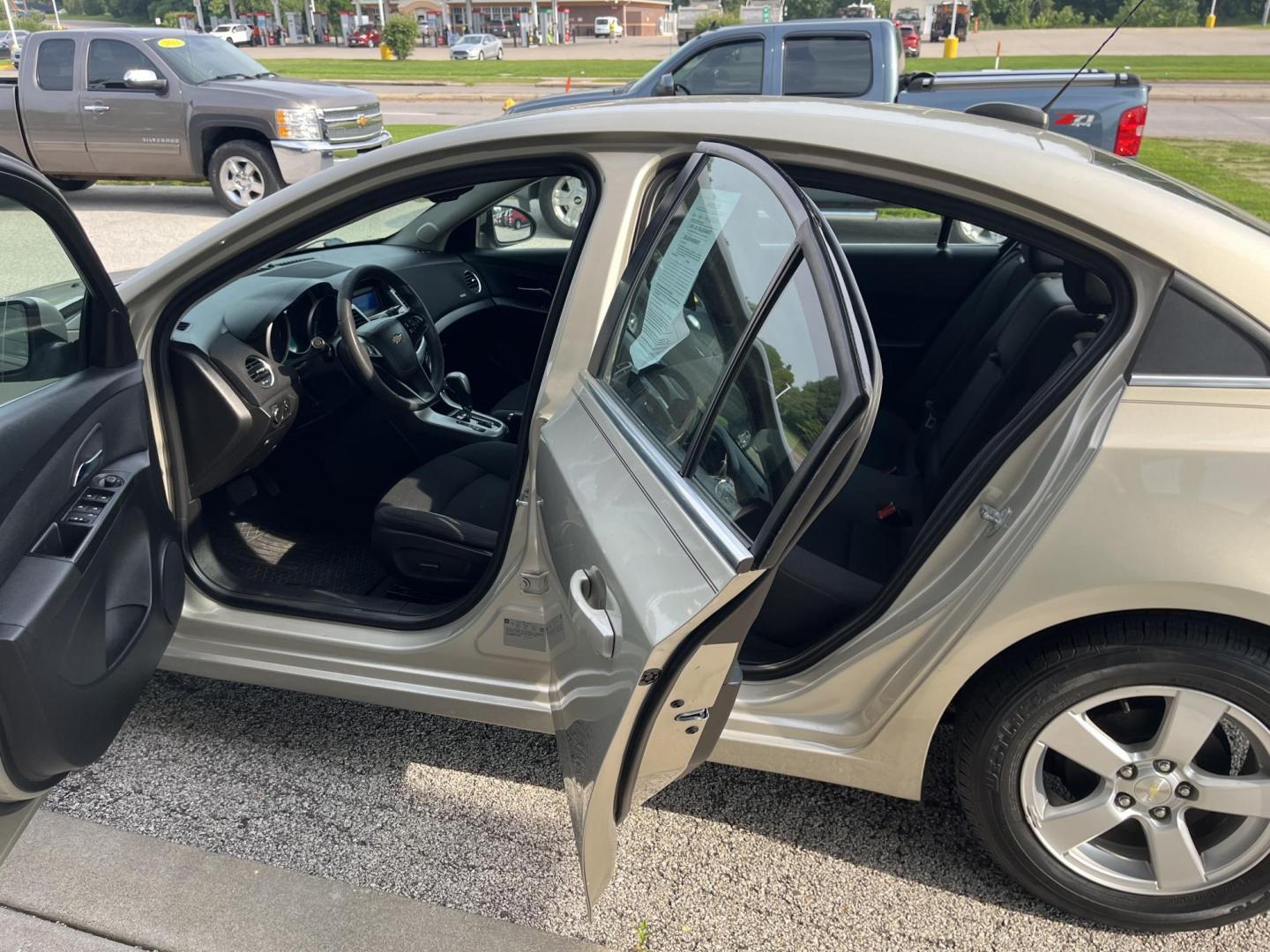 2016 Champagne Silver Metallic Chevrolet Cruze Limited LT (1G1PE5SB0G7) with an ECOTEC 1.4L I-4 DOHC engine, located at 1633 W Kimberly, Davenport, IA, 52806, (563) 323-5341, 41.559456, -90.598732 - Photo#8