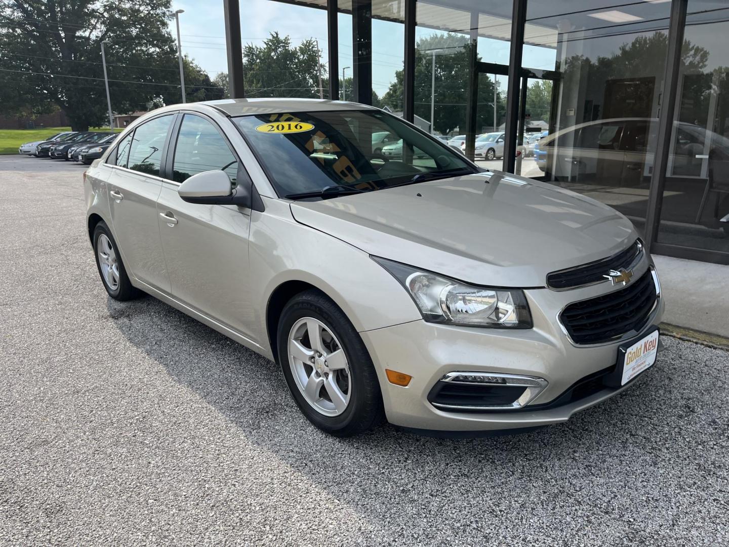 2016 Champagne Silver Metallic Chevrolet Cruze Limited LT (1G1PE5SB0G7) with an ECOTEC 1.4L I-4 DOHC engine, located at 1633 W Kimberly, Davenport, IA, 52806, (563) 323-5341, 41.559456, -90.598732 - Photo#2