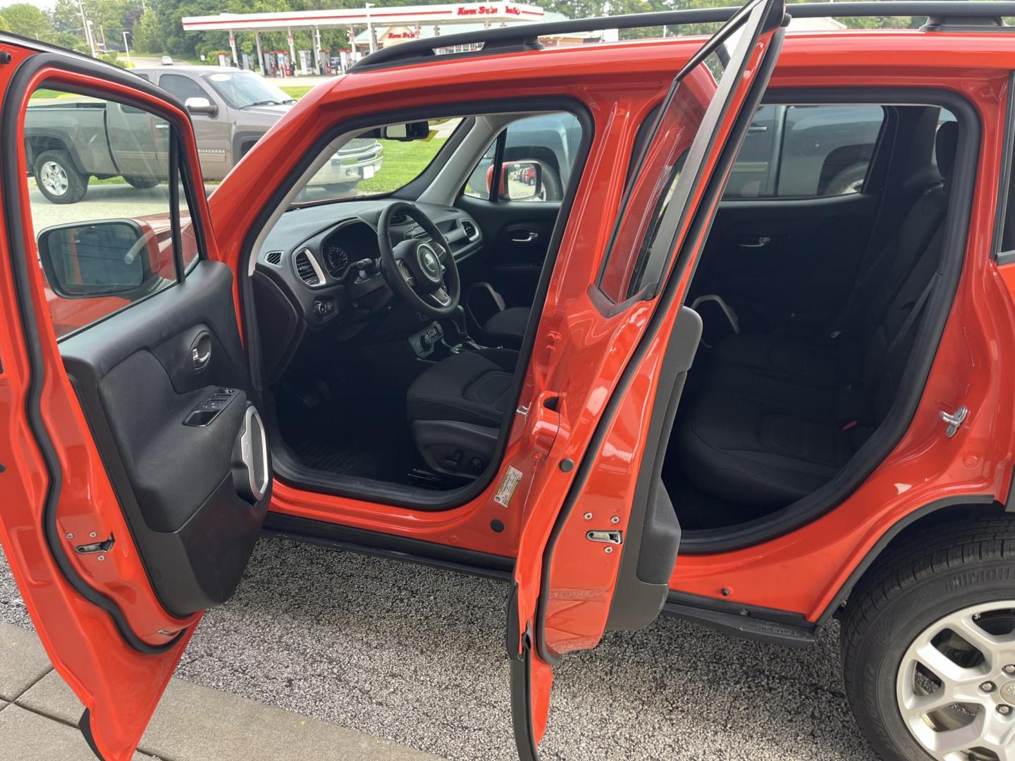 2018 Omaha Orange Jeep Renegade Latitude 4x4 (ZACCJBBB6JP) , located at 1633 W Kimberly, Davenport, IA, 52806, (563) 323-5341, 41.559456, -90.598732 - Photo#9
