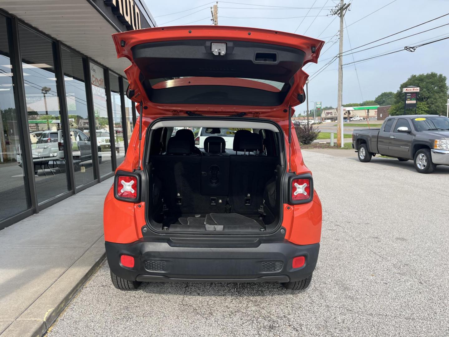 2018 Omaha Orange Jeep Renegade Latitude 4x4 (ZACCJBBB6JP) , located at 1633 W Kimberly, Davenport, IA, 52806, (563) 323-5341, 41.559456, -90.598732 - Photo#5