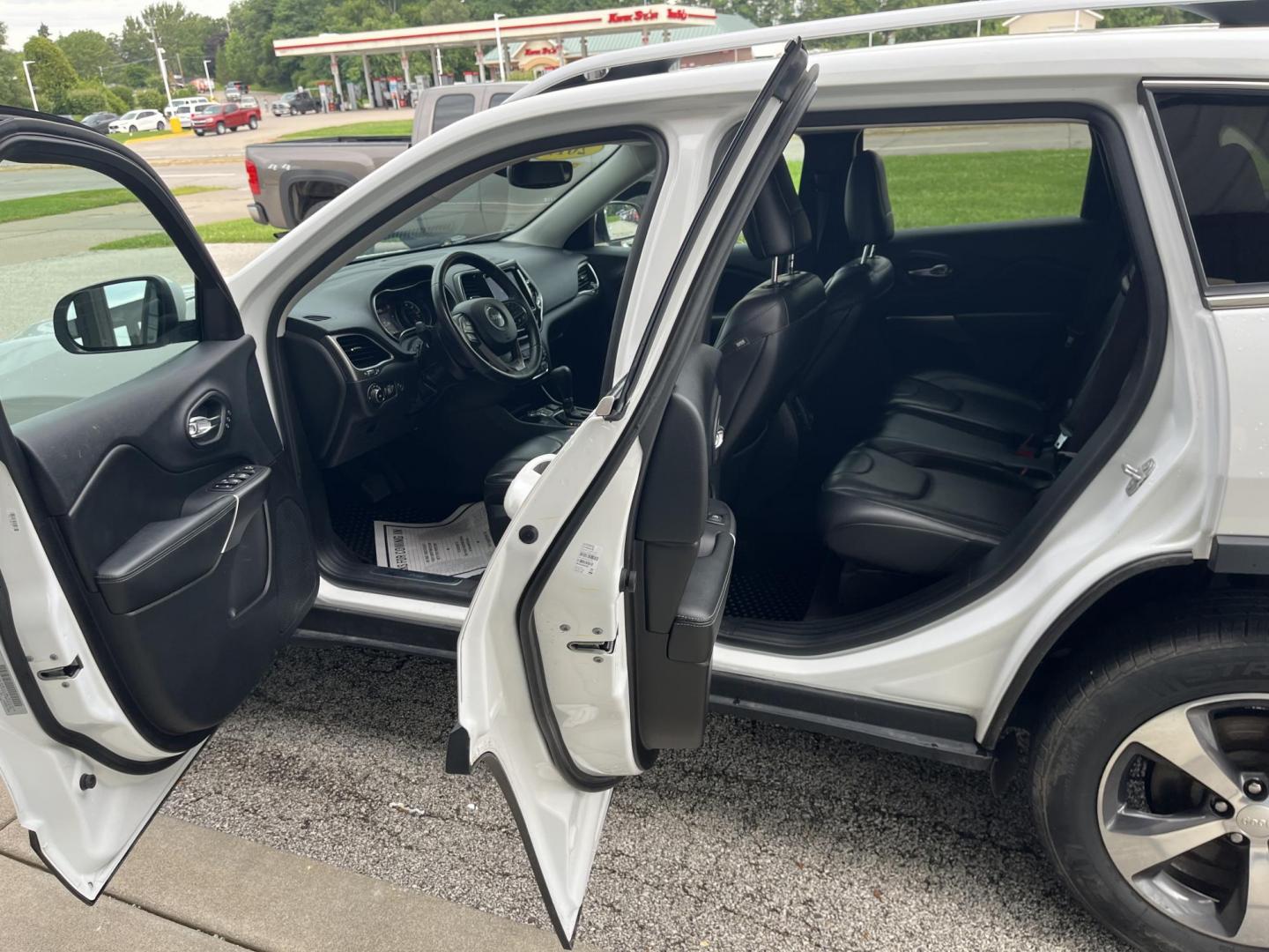 2019 Bright White Clearcoat Jeep Cherokee Limited 4x4 (1C4PJMDN8KD) , located at 1633 W Kimberly, Davenport, IA, 52806, (563) 323-5341, 41.559456, -90.598732 - Photo#8