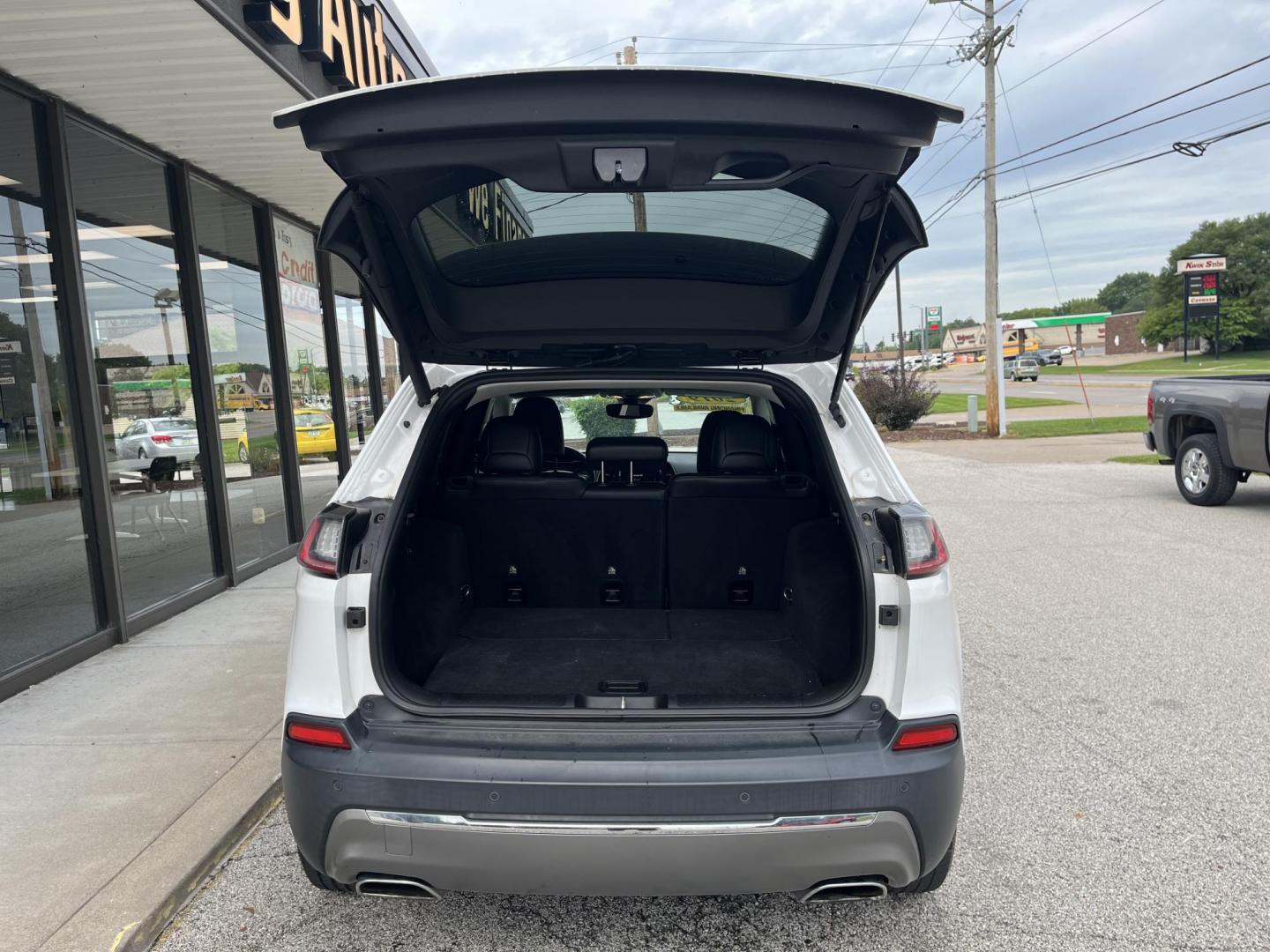 2019 Bright White Clearcoat Jeep Cherokee Limited 4x4 (1C4PJMDN8KD) , located at 1633 W Kimberly, Davenport, IA, 52806, (563) 323-5341, 41.559456, -90.598732 - Photo#5