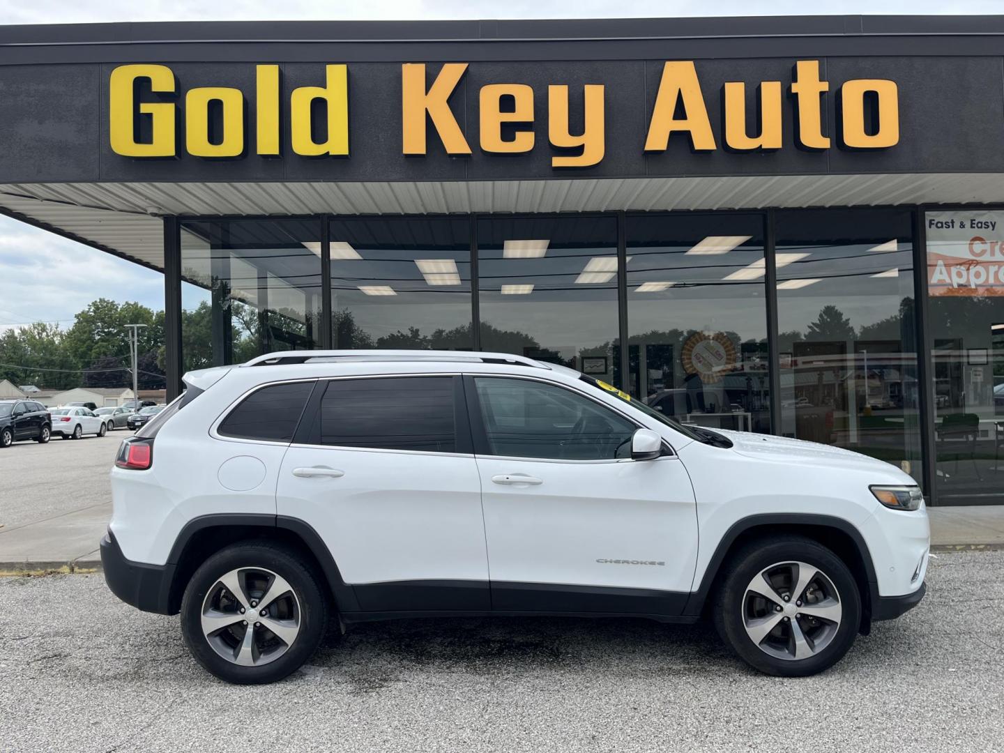 2019 Bright White Clearcoat Jeep Cherokee Limited 4x4 (1C4PJMDN8KD) , located at 1633 W Kimberly, Davenport, IA, 52806, (563) 323-5341, 41.559456, -90.598732 - Photo#0