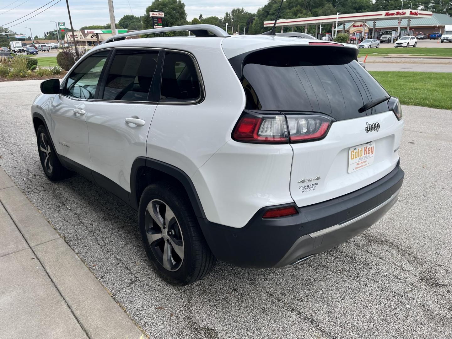 2019 Bright White Clearcoat Jeep Cherokee Limited 4x4 (1C4PJMDN8KD) , located at 1633 W Kimberly, Davenport, IA, 52806, (563) 323-5341, 41.559456, -90.598732 - Photo#3