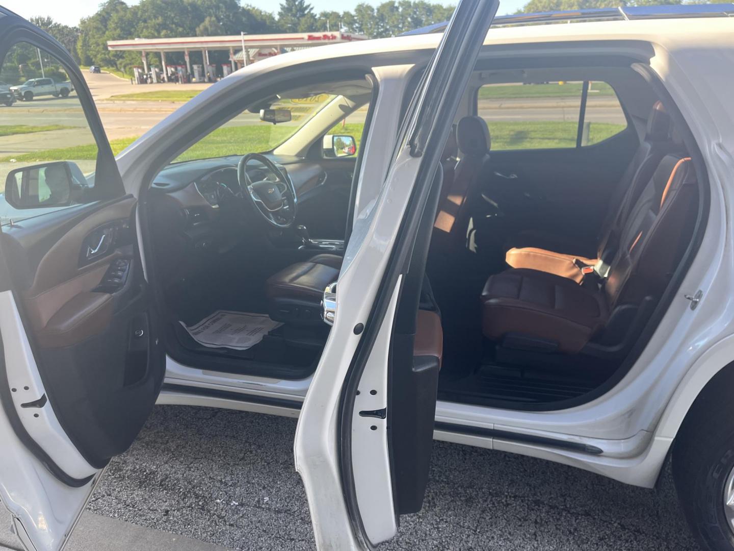 2018 Summit White Chevrolet Traverse High Country AWD (1GNEVKKW4JJ) with an 3.6L V6 DOHC 24V engine, 9A transmission, located at 1633 W Kimberly, Davenport, IA, 52806, (563) 323-5341, 41.559456, -90.598732 - Photo#8