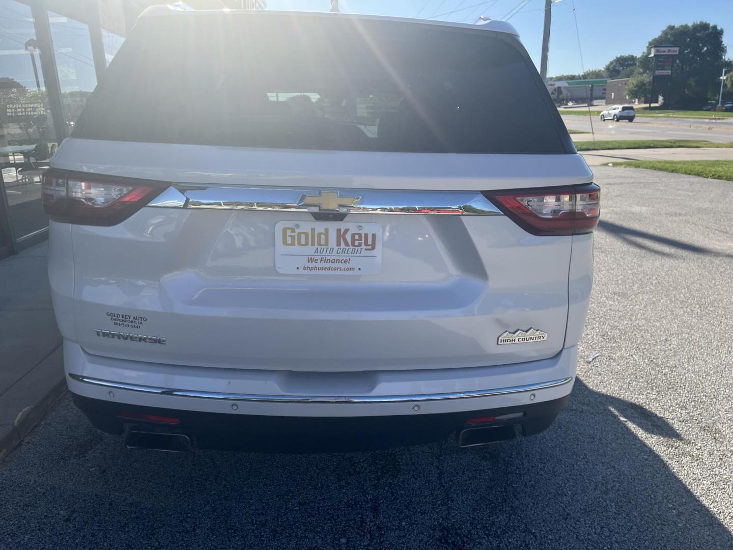 2018 Summit White Chevrolet Traverse High Country AWD (1GNEVKKW4JJ) with an 3.6L V6 DOHC 24V engine, 9A transmission, located at 1633 W Kimberly, Davenport, IA, 52806, (563) 323-5341, 41.559456, -90.598732 - Photo#4