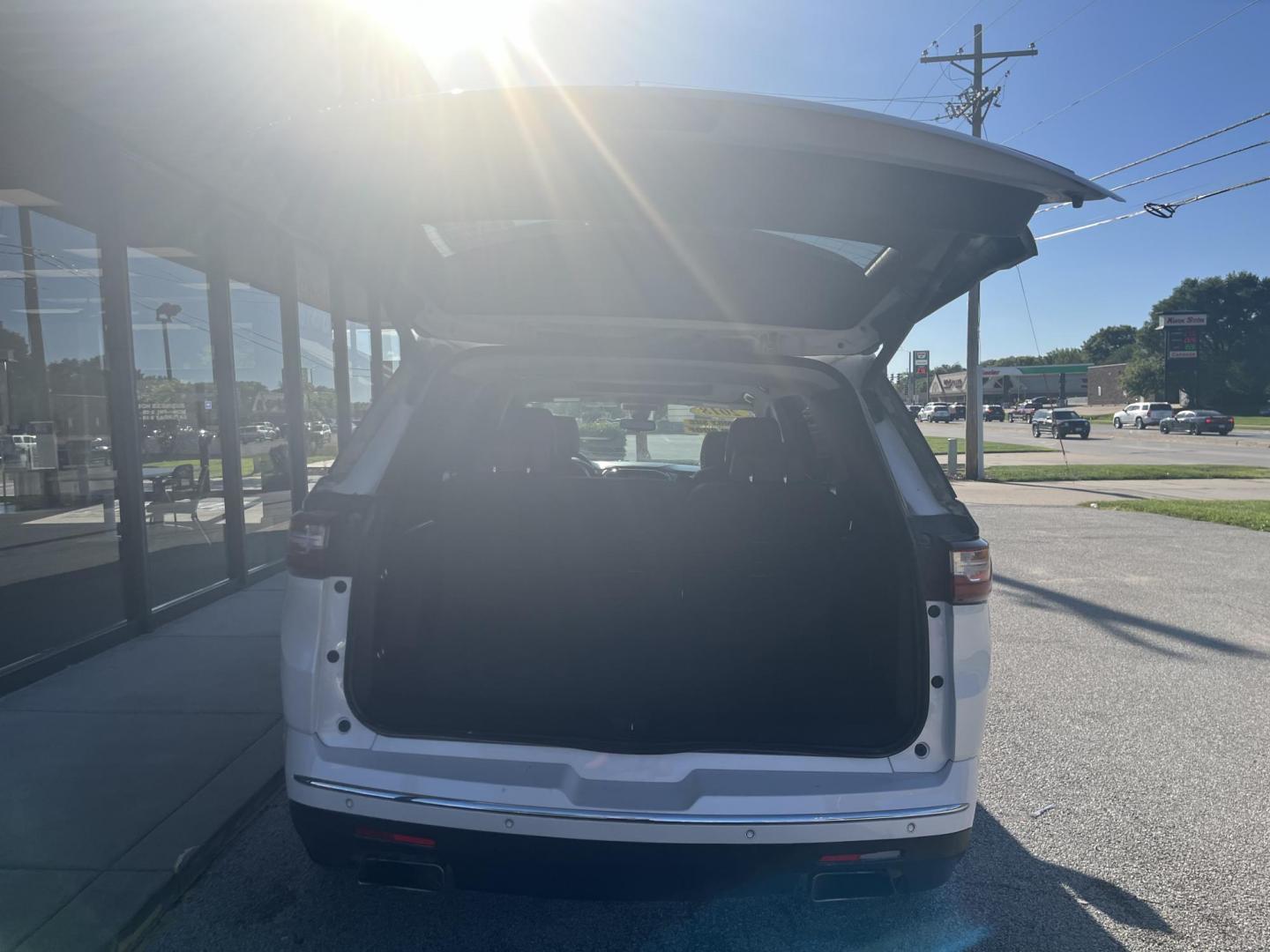 2018 Summit White Chevrolet Traverse High Country AWD (1GNEVKKW4JJ) with an 3.6L V6 DOHC 24V engine, 9A transmission, located at 1633 W Kimberly, Davenport, IA, 52806, (563) 323-5341, 41.559456, -90.598732 - Photo#5