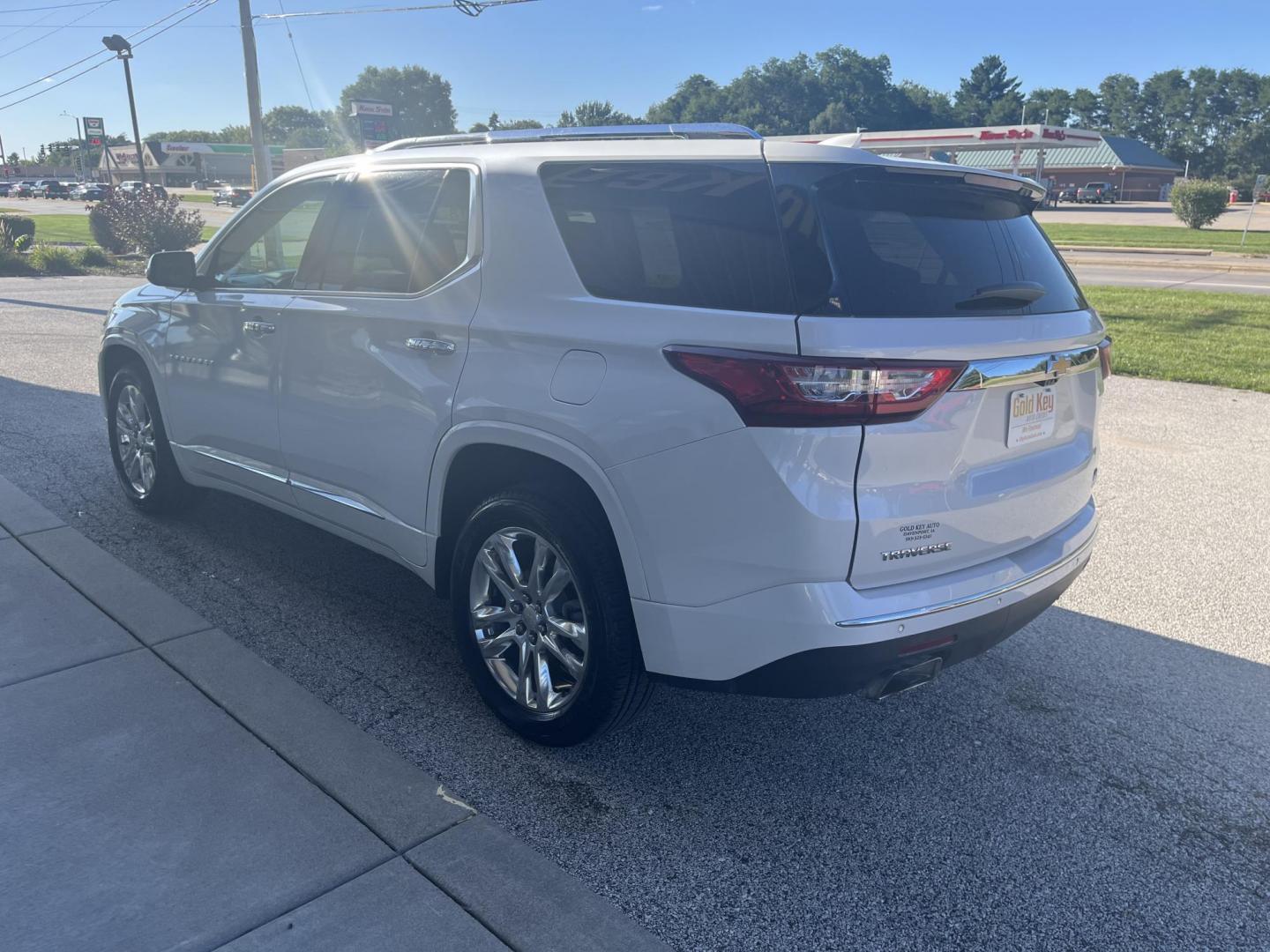 2018 Summit White Chevrolet Traverse High Country AWD (1GNEVKKW4JJ) with an 3.6L V6 DOHC 24V engine, 9A transmission, located at 1633 W Kimberly, Davenport, IA, 52806, (563) 323-5341, 41.559456, -90.598732 - Photo#3