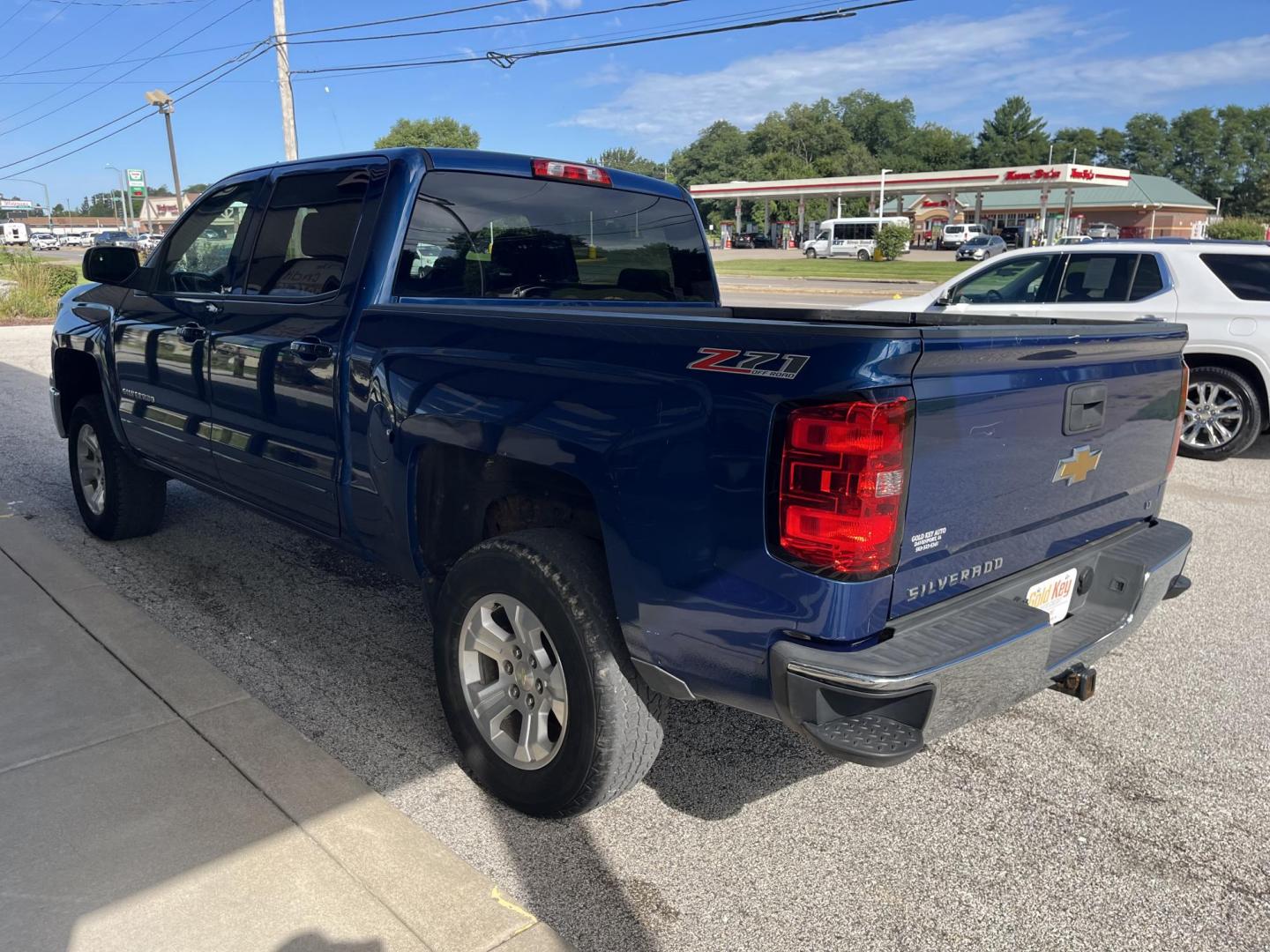 2015 Deep Ocean Blue Metallic Chevrolet Silverado 1500 2LT (3GCUKREC7FG) with an EcoTec3 4.3L V-6 gasoline direct injection engine, located at 1633 W Kimberly, Davenport, IA, 52806, (563) 323-5341, 41.559456, -90.598732 - Photo#3