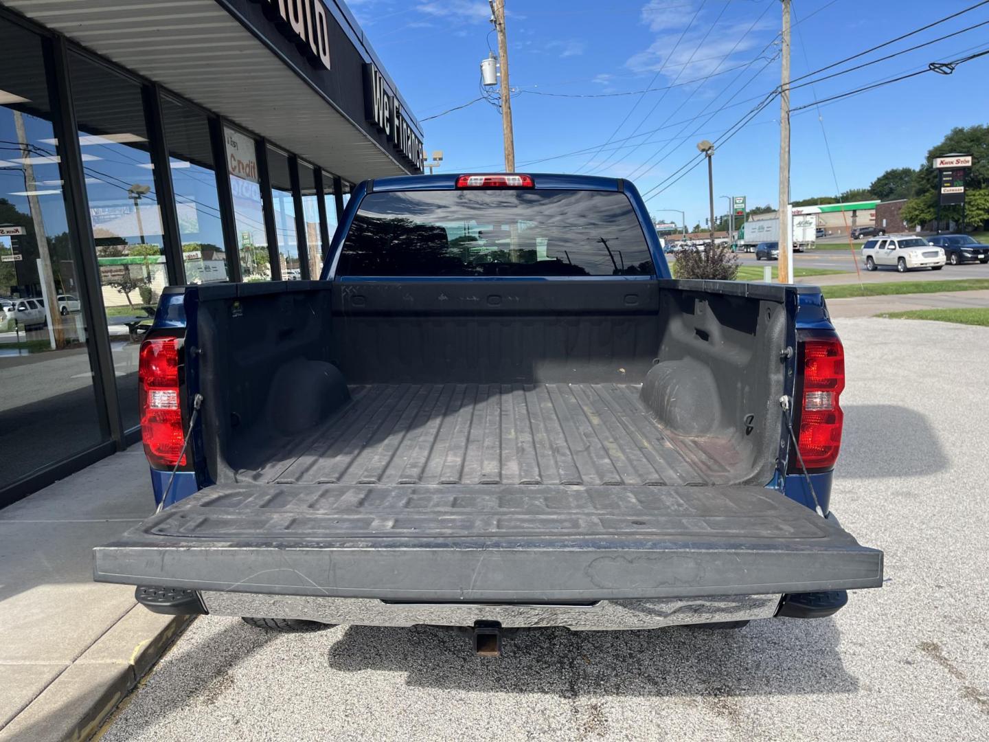 2015 Deep Ocean Blue Metallic Chevrolet Silverado 1500 2LT (3GCUKREC7FG) with an EcoTec3 4.3L V-6 gasoline direct injection engine, located at 1633 W Kimberly, Davenport, IA, 52806, (563) 323-5341, 41.559456, -90.598732 - Photo#5