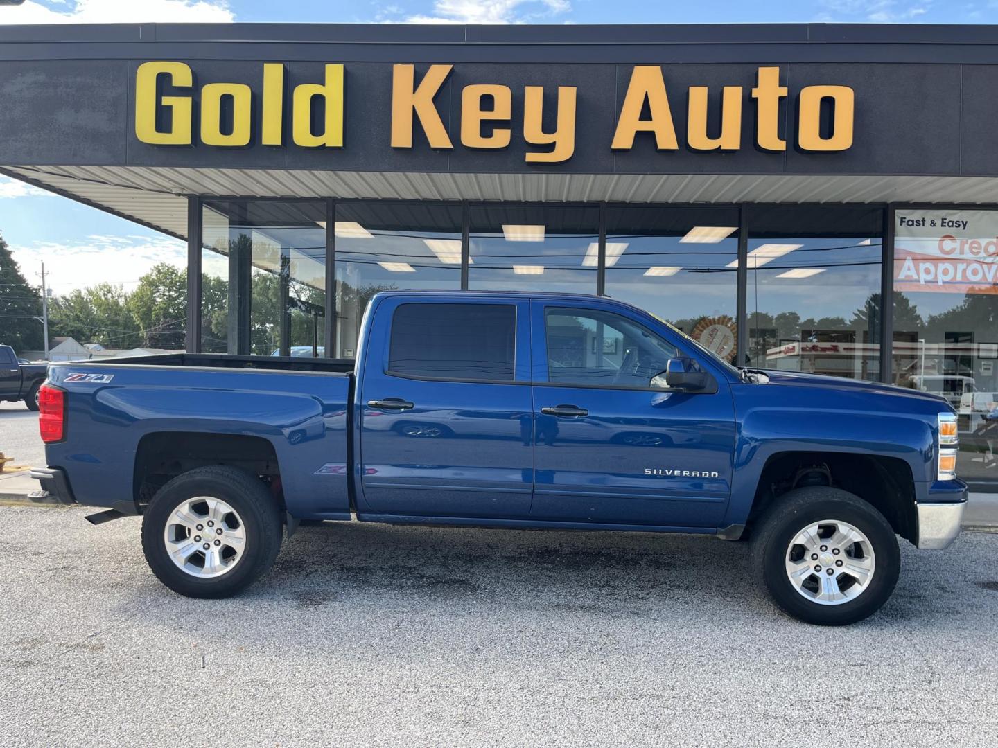 2015 Deep Ocean Blue Metallic Chevrolet Silverado 1500 2LT (3GCUKREC7FG) with an EcoTec3 4.3L V-6 gasoline direct injection engine, located at 1633 W Kimberly, Davenport, IA, 52806, (563) 323-5341, 41.559456, -90.598732 - Photo#0