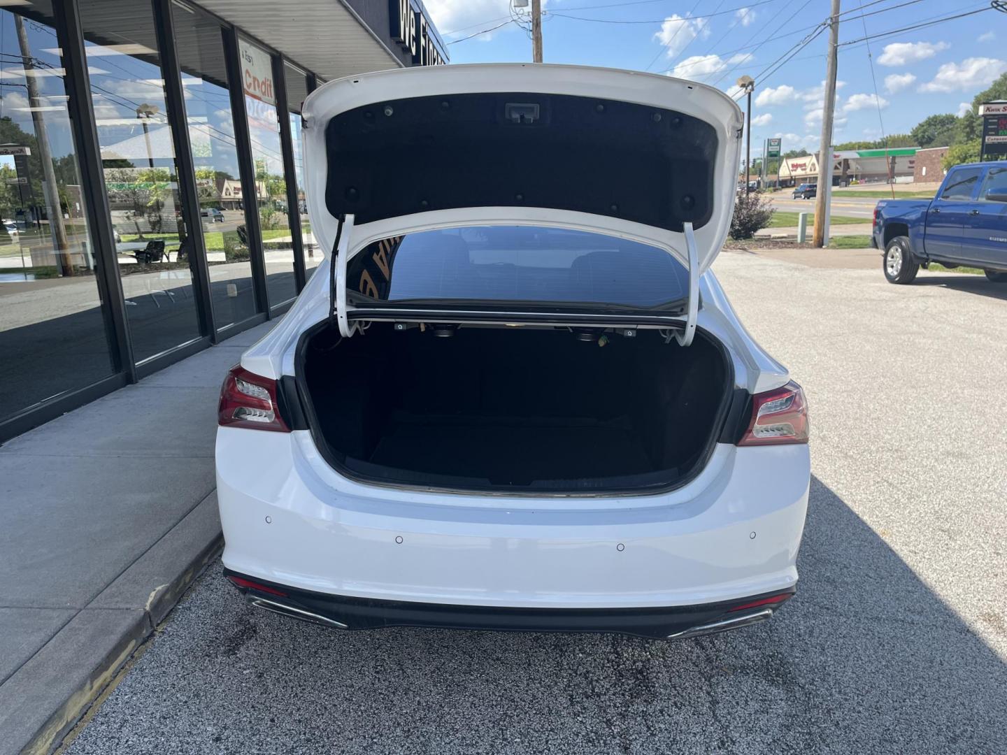 2020 White Chevrolet Malibu Premier (1G1ZE5SX9LF) with an 2.0L L4 DOHC 16V engine, 6-Speed Automatic transmission, located at 1633 W Kimberly, Davenport, IA, 52806, (563) 323-5341, 41.559456, -90.598732 - Photo#5