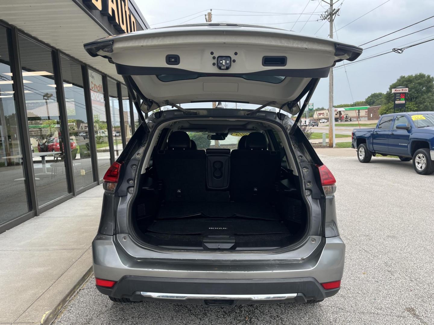 2018 Titanium Metallic Nissan Rogue SV AWD (5N1AT2MV3JC) with an 2.5L L4 DOHC 16V engine, CVT transmission, located at 1633 W Kimberly, Davenport, IA, 52806, (563) 323-5341, 41.559456, -90.598732 - Photo#5