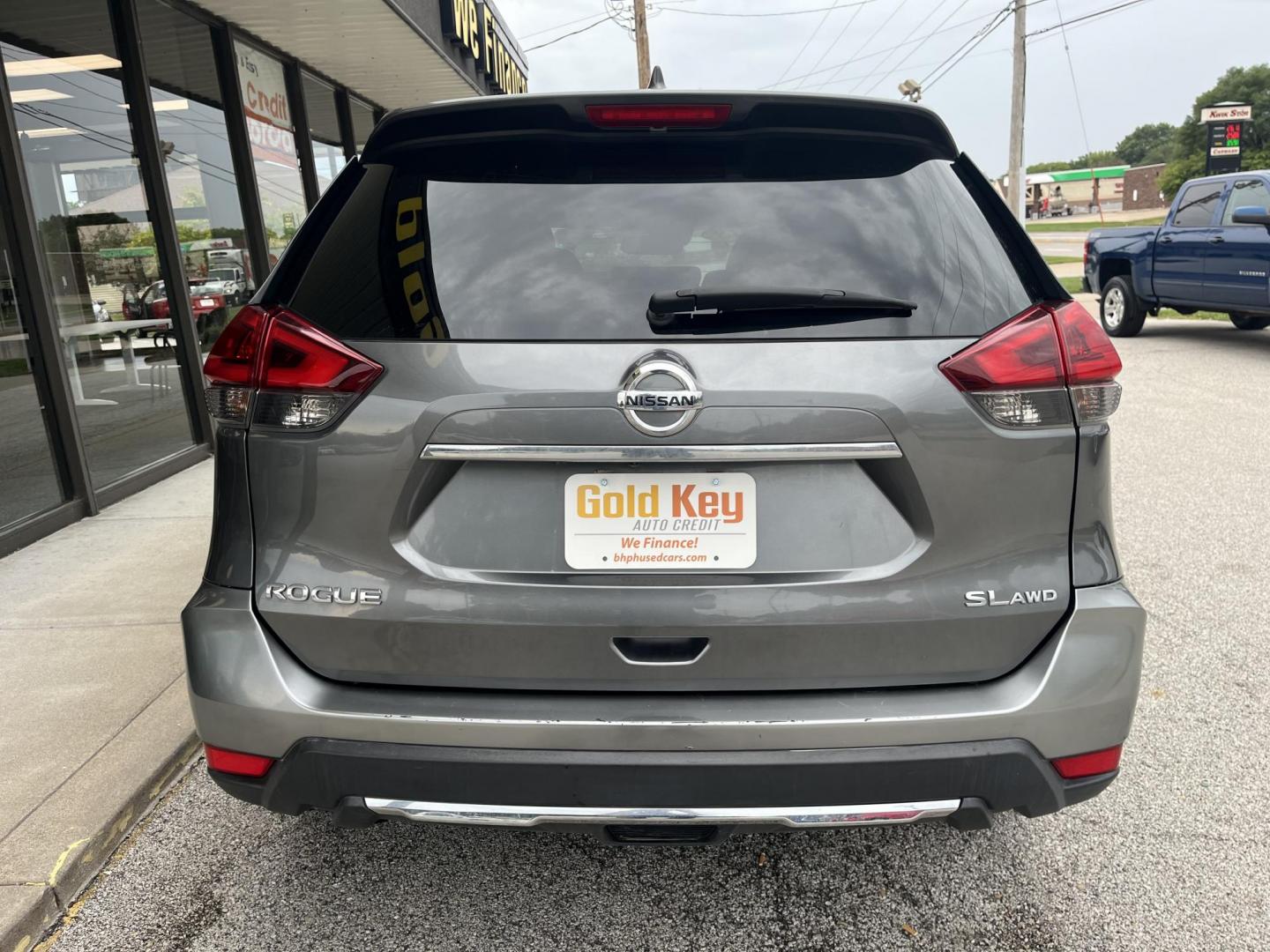 2018 Titanium Metallic Nissan Rogue SV AWD (5N1AT2MV3JC) with an 2.5L L4 DOHC 16V engine, CVT transmission, located at 1633 W Kimberly, Davenport, IA, 52806, (563) 323-5341, 41.559456, -90.598732 - Photo#4