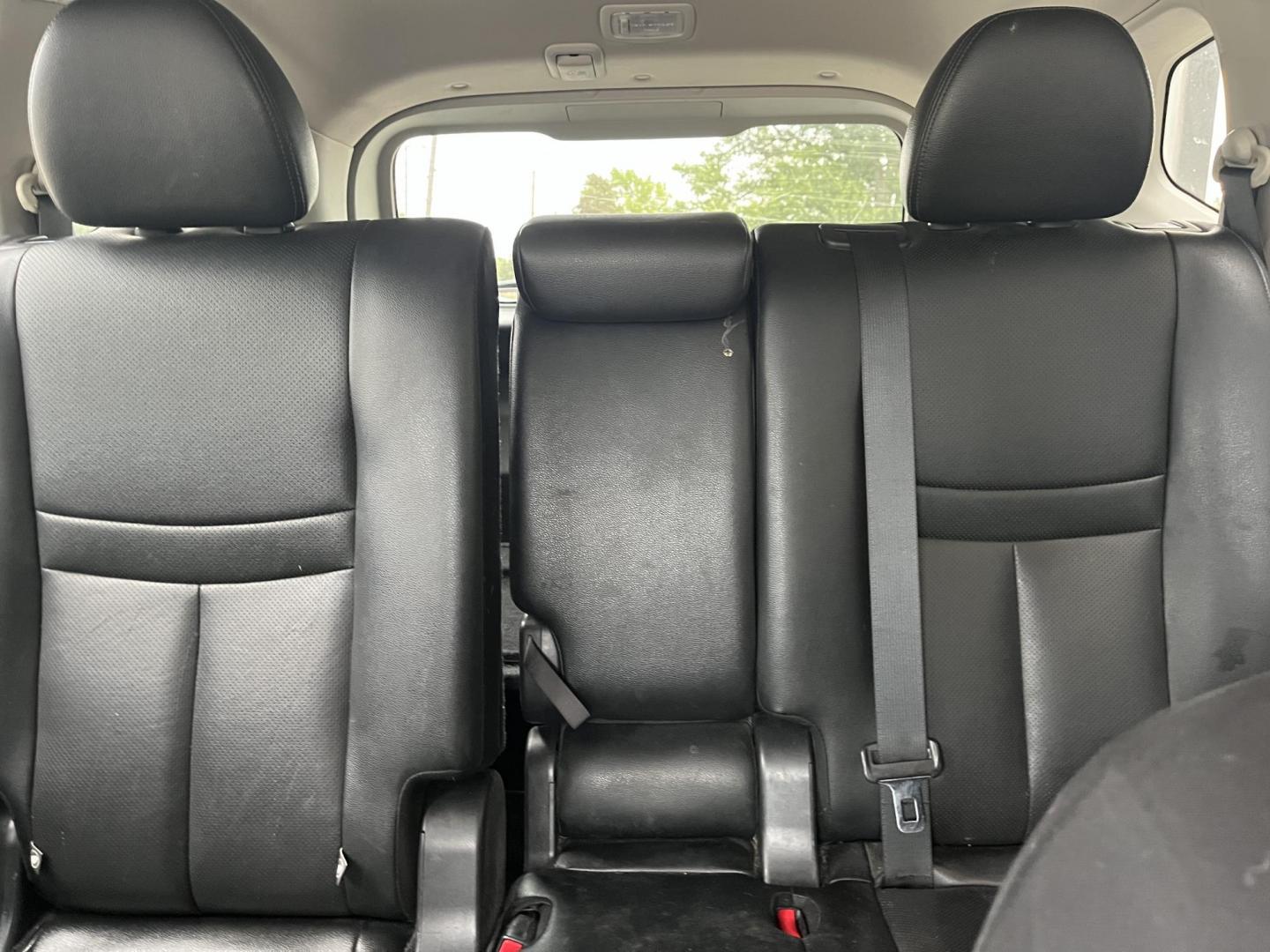 2018 Titanium Metallic Nissan Rogue SV AWD (5N1AT2MV3JC) with an 2.5L L4 DOHC 16V engine, CVT transmission, located at 1633 W Kimberly, Davenport, IA, 52806, (563) 323-5341, 41.559456, -90.598732 - Photo#9