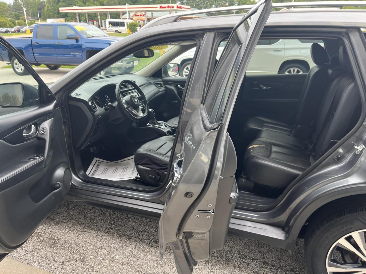 2018 Titanium Metallic Nissan Rogue SV AWD (5N1AT2MV3JC) with an 2.5L L4 DOHC 16V engine, CVT transmission, located at 1633 W Kimberly, Davenport, IA, 52806, (563) 323-5341, 41.559456, -90.598732 - Photo#8