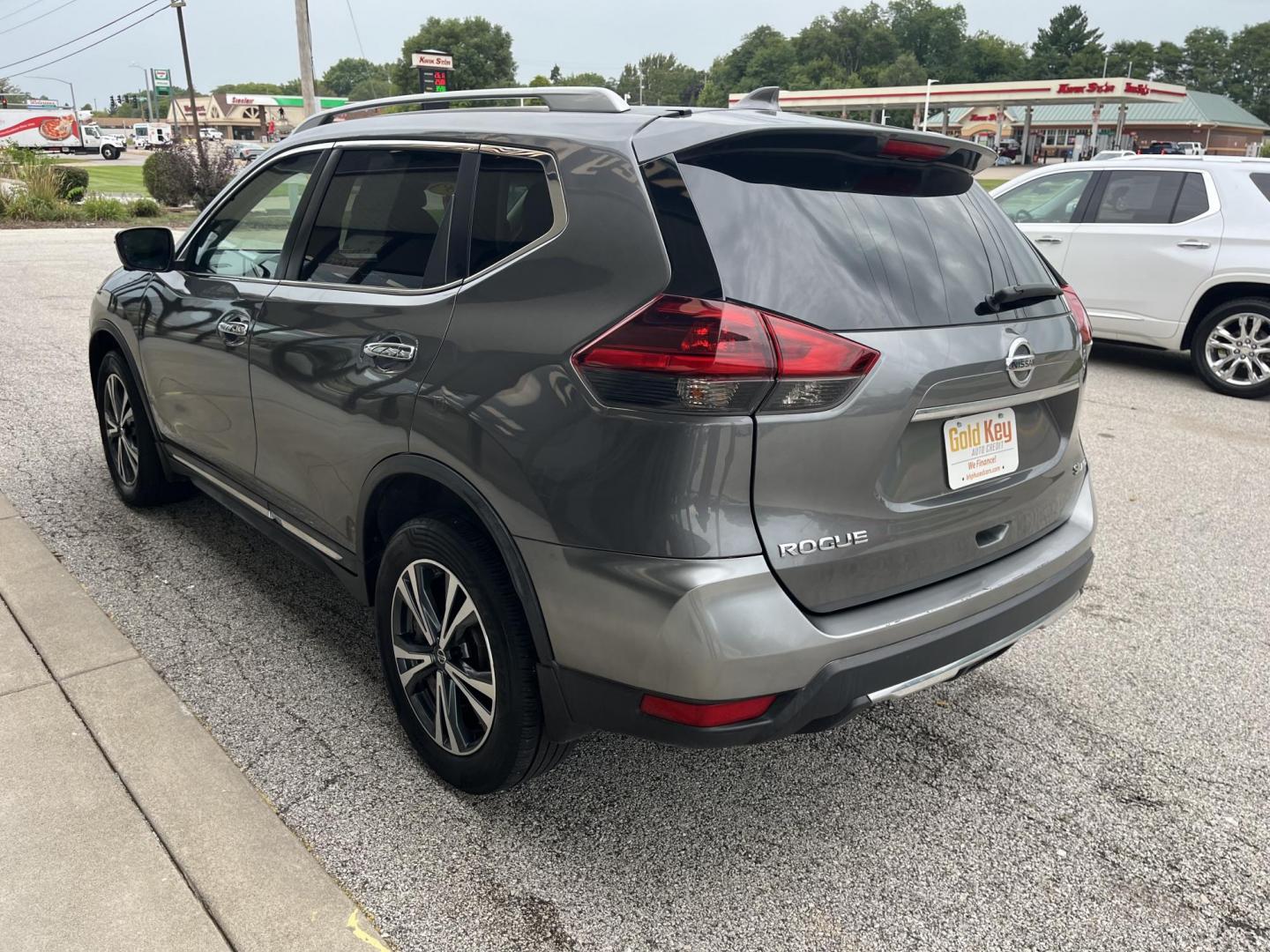 2018 Titanium Metallic Nissan Rogue SV AWD (5N1AT2MV3JC) with an 2.5L L4 DOHC 16V engine, CVT transmission, located at 1633 W Kimberly, Davenport, IA, 52806, (563) 323-5341, 41.559456, -90.598732 - Photo#3