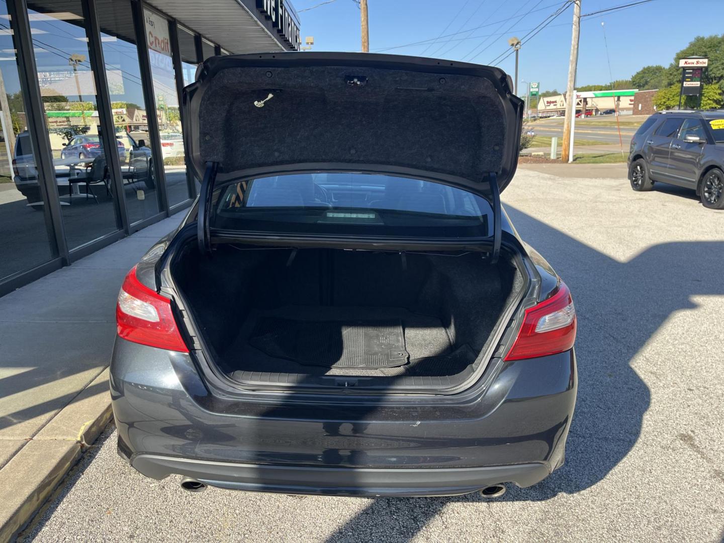 2018 Gun Metallic Nissan Altima 2.5 SL (1N4AL3AP2JC) with an 2.5L I-4 DOHC engine, located at 1633 W Kimberly, Davenport, IA, 52806, (563) 323-5341, 41.559456, -90.598732 - Photo#5