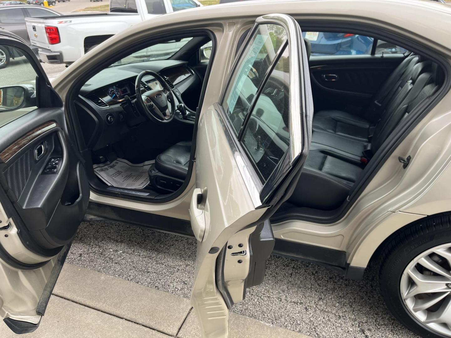2018 White Gold Metallic Ford Taurus Limited (1FAHP2F86JG) with an 3.5L V-6 DOHC engine, located at 1633 W Kimberly, Davenport, IA, 52806, (563) 323-5341, 41.559456, -90.598732- Photo#8