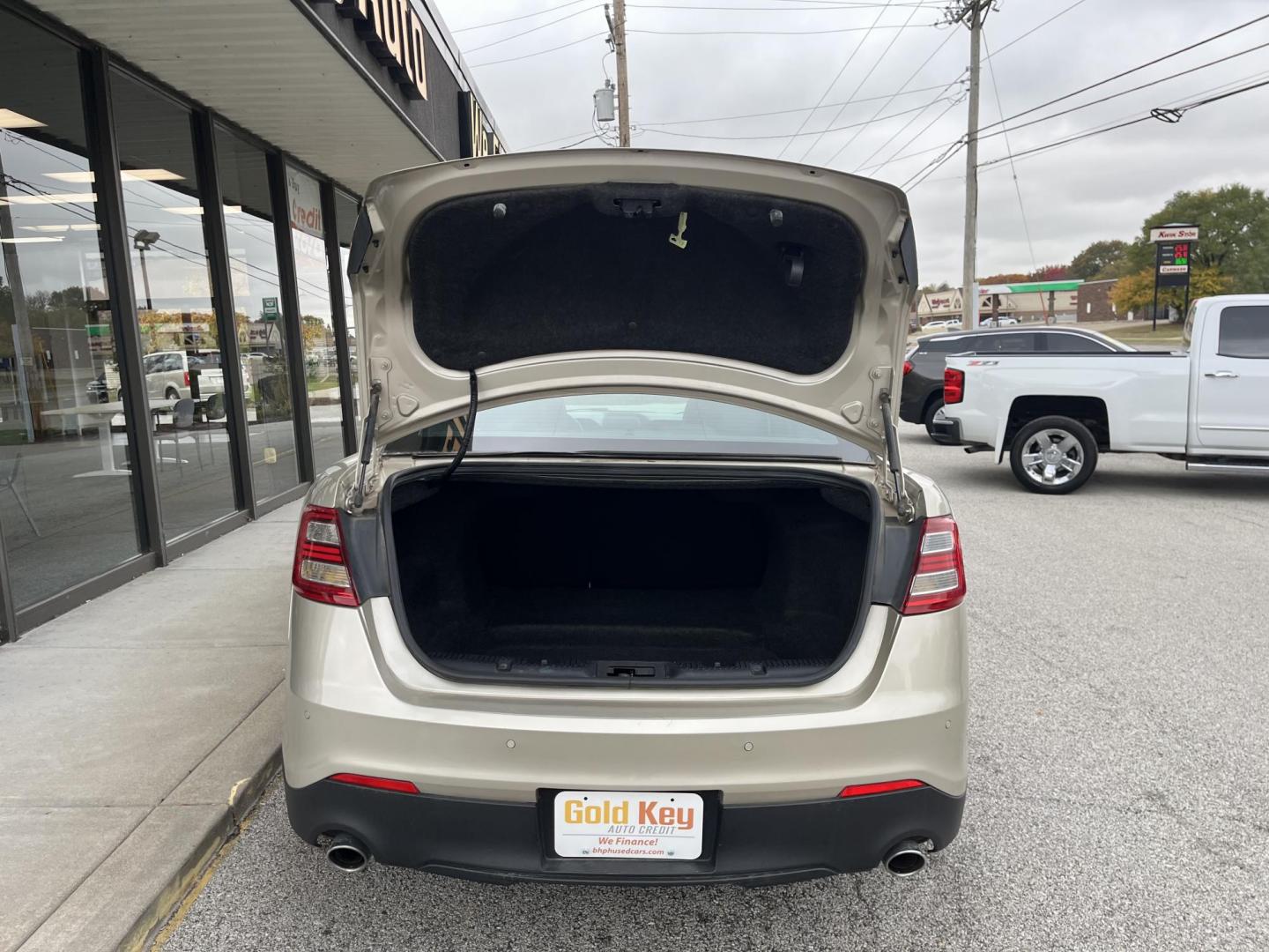 2018 White Gold Metallic Ford Taurus Limited (1FAHP2F86JG) with an 3.5L V-6 DOHC engine, located at 1633 W Kimberly, Davenport, IA, 52806, (563) 323-5341, 41.559456, -90.598732- Photo#5
