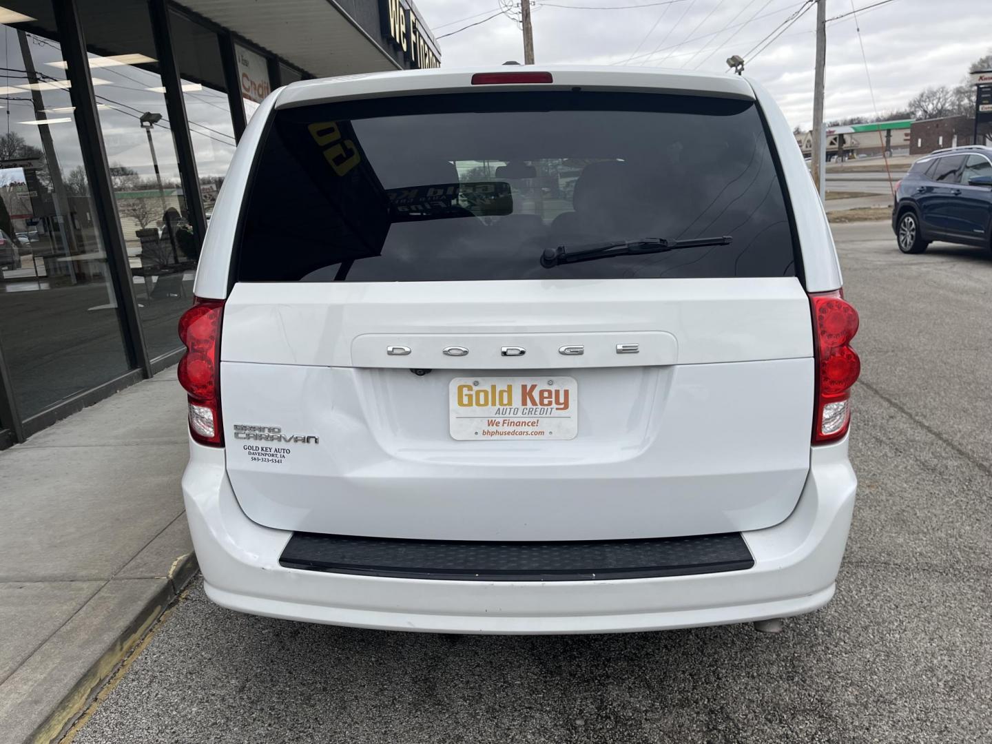 2019 White Knuckle Clearc Dodge Grand Caravan SE Plus (2C4RDGBG6KR) with an Pentastar 3.6L V-6 D engine, located at 1633 W Kimberly, Davenport, IA, 52806, (563) 323-5341, 41.559456, -90.598732 - Photo#4