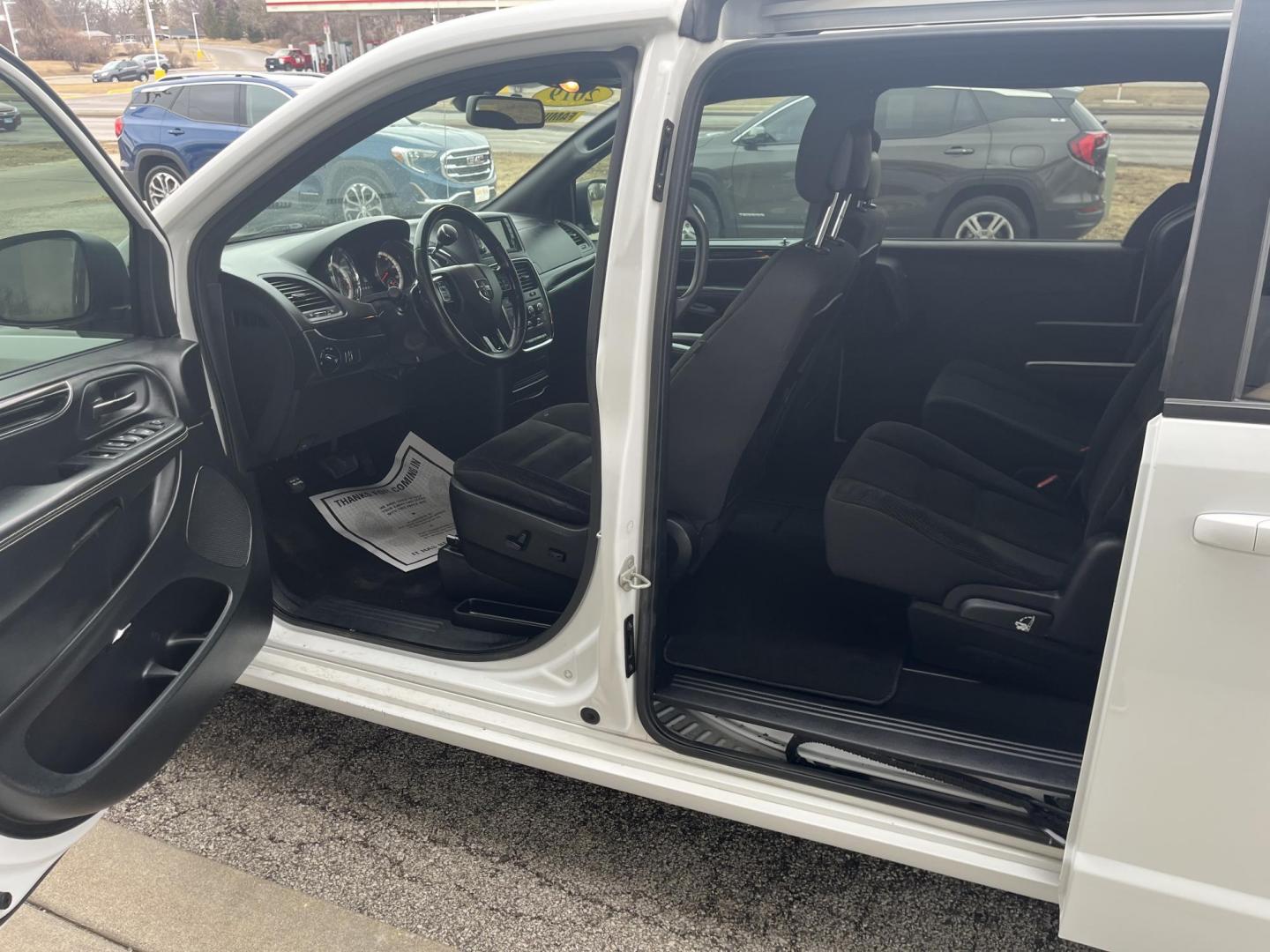 2019 White Knuckle Clearc Dodge Grand Caravan SE Plus (2C4RDGBG6KR) with an Pentastar 3.6L V-6 D engine, located at 1633 W Kimberly, Davenport, IA, 52806, (563) 323-5341, 41.559456, -90.598732 - Photo#6