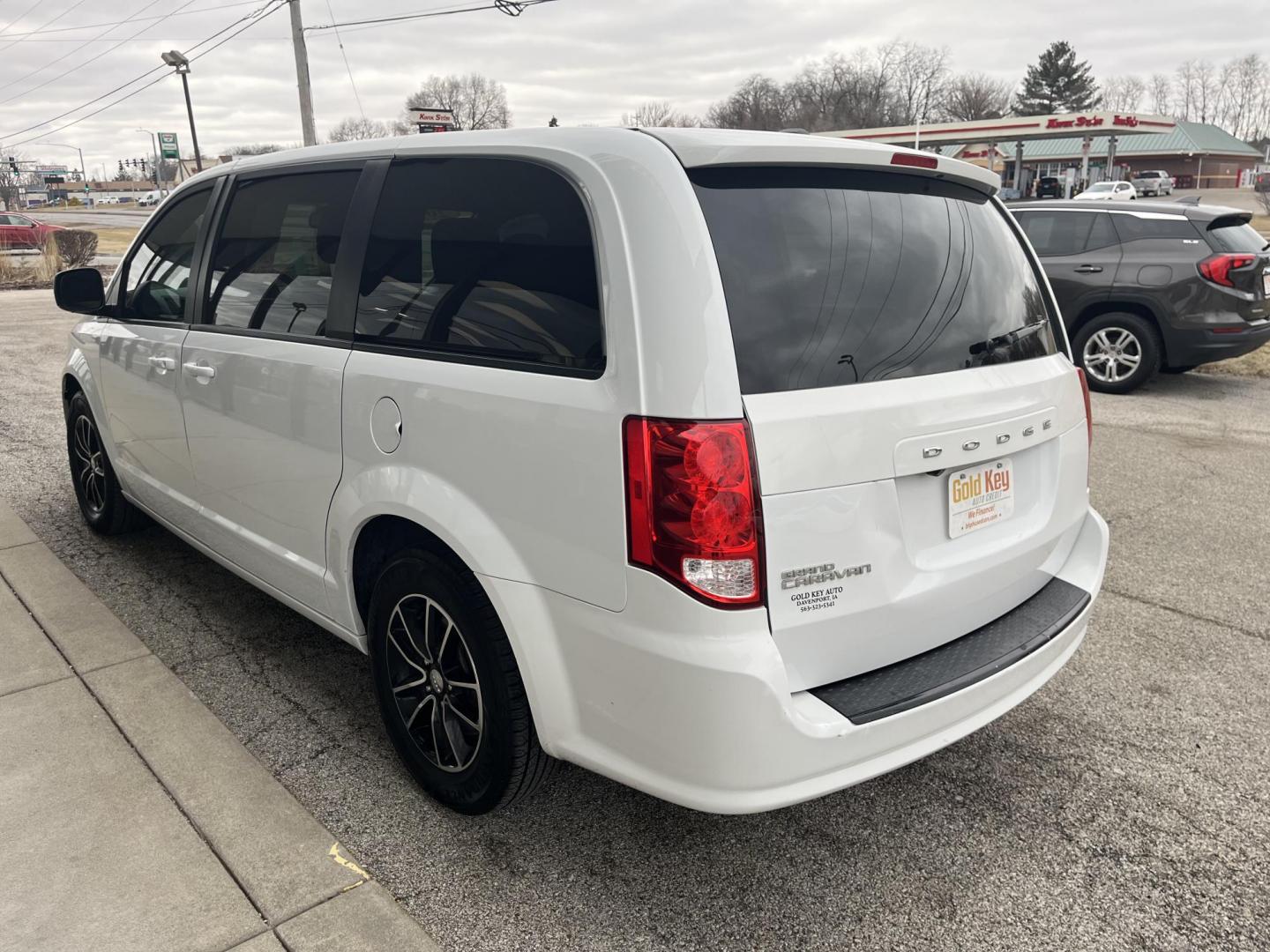 2019 White Knuckle Clearc Dodge Grand Caravan SE Plus (2C4RDGBG6KR) with an Pentastar 3.6L V-6 D engine, located at 1633 W Kimberly, Davenport, IA, 52806, (563) 323-5341, 41.559456, -90.598732 - Photo#3