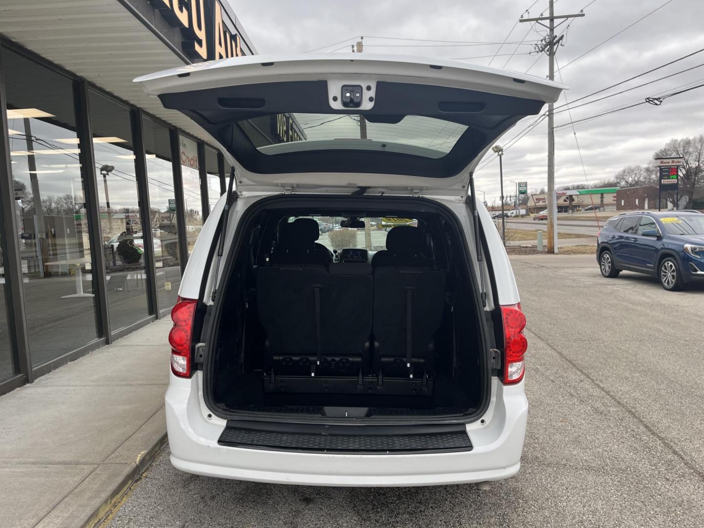 2019 White Knuckle Clearc Dodge Grand Caravan SE Plus (2C4RDGBG6KR) with an Pentastar 3.6L V-6 D engine, located at 1633 W Kimberly, Davenport, IA, 52806, (563) 323-5341, 41.559456, -90.598732 - Photo#5