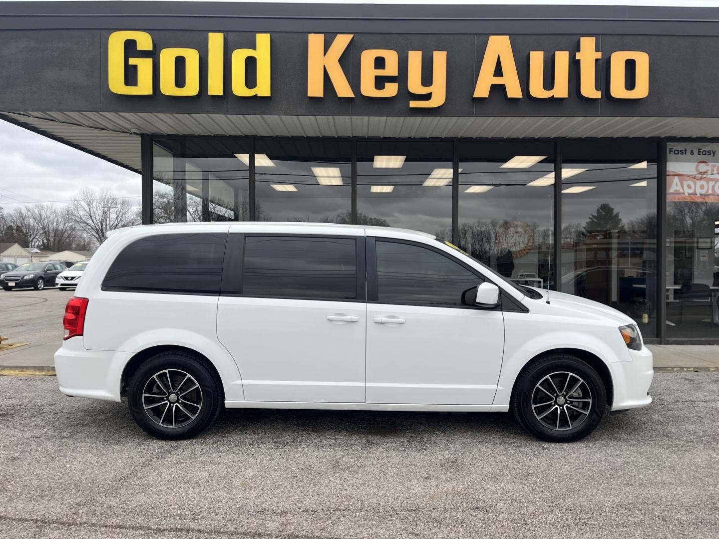 2019 White Knuckle Clearc Dodge Grand Caravan SE Plus (2C4RDGBG6KR) with an Pentastar 3.6L V-6 D engine, located at 1633 W Kimberly, Davenport, IA, 52806, (563) 323-5341, 41.559456, -90.598732 - Photo#0