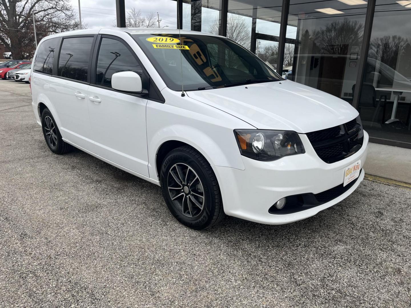 2019 White Knuckle Clearc Dodge Grand Caravan SE Plus (2C4RDGBG6KR) with an Pentastar 3.6L V-6 D engine, located at 1633 W Kimberly, Davenport, IA, 52806, (563) 323-5341, 41.559456, -90.598732 - Photo#2