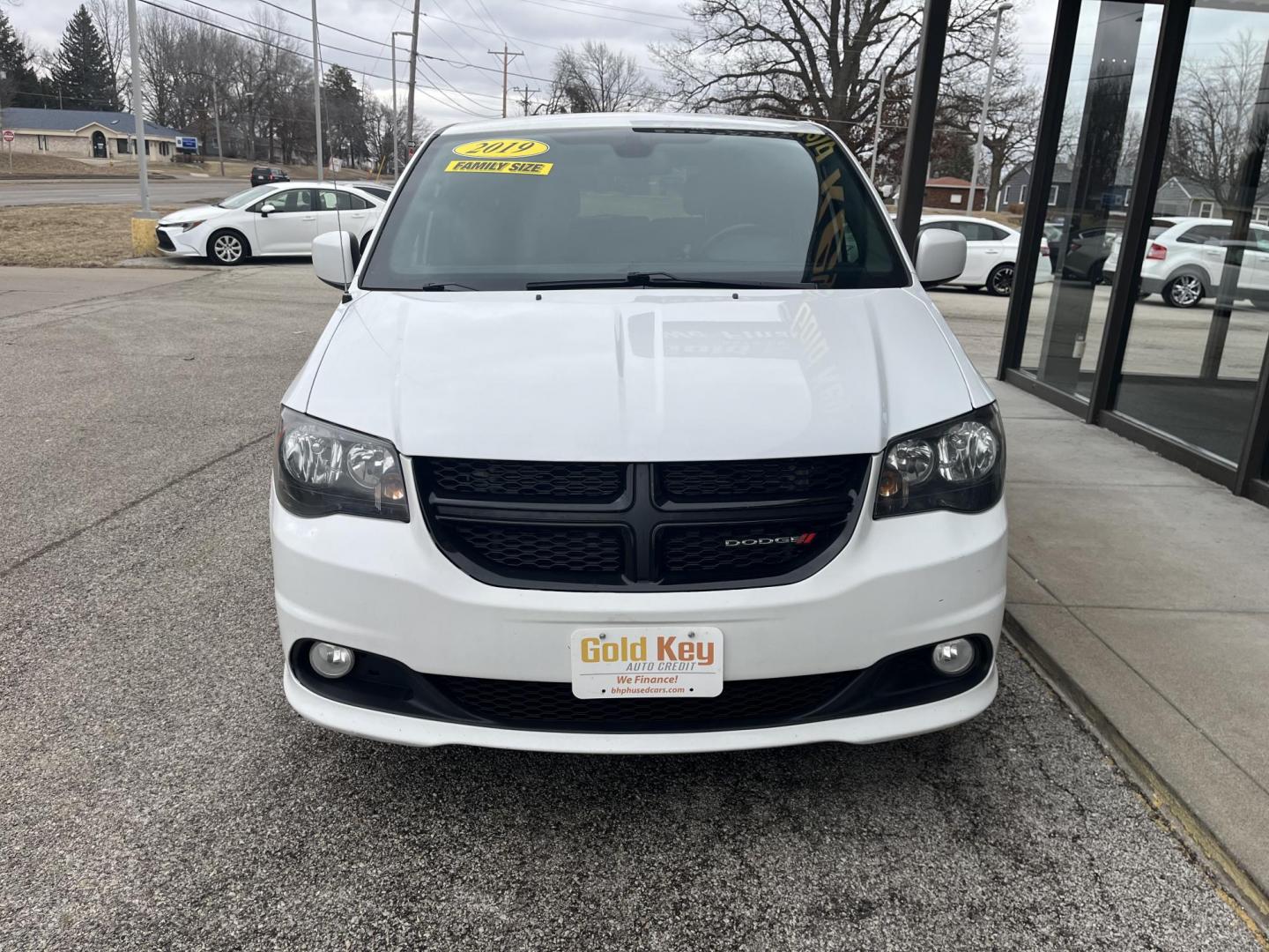 2019 White Knuckle Clearc Dodge Grand Caravan SE Plus (2C4RDGBG6KR) with an Pentastar 3.6L V-6 D engine, located at 1633 W Kimberly, Davenport, IA, 52806, (563) 323-5341, 41.559456, -90.598732 - Photo#1