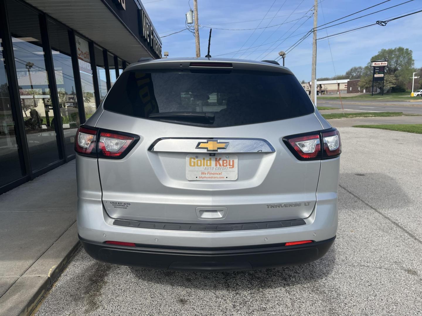 2013 Titanium Metallic Chevrolet Traverse 2LT FWD (1GNKRJKD2DJ) with an 3.6L V6 DOHC 24V engine, 6-Speed Automatic transmission, located at 1633 W Kimberly, Davenport, IA, 52806, (563) 323-5341, 41.559456, -90.598732 - Photo#4