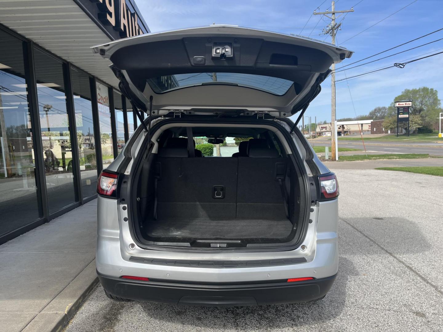 2013 Titanium Metallic Chevrolet Traverse 2LT FWD (1GNKRJKD2DJ) with an 3.6L V6 DOHC 24V engine, 6-Speed Automatic transmission, located at 1633 W Kimberly, Davenport, IA, 52806, (563) 323-5341, 41.559456, -90.598732 - Photo#5