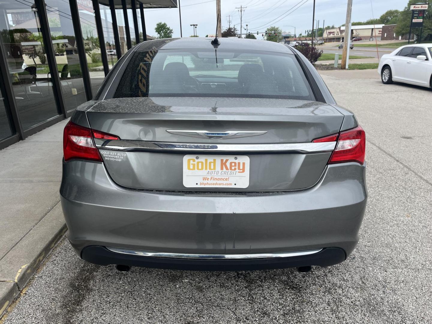 2012 Tungsten Metallic Chrysler 200 Limited (1C3CCBCG0CN) with an 3.6L V6 DOHC 24V FFV engine, 6-Speed Automatic transmission, located at 1633 W Kimberly, Davenport, IA, 52806, (563) 323-5341, 41.559456, -90.598732 - Photo#4